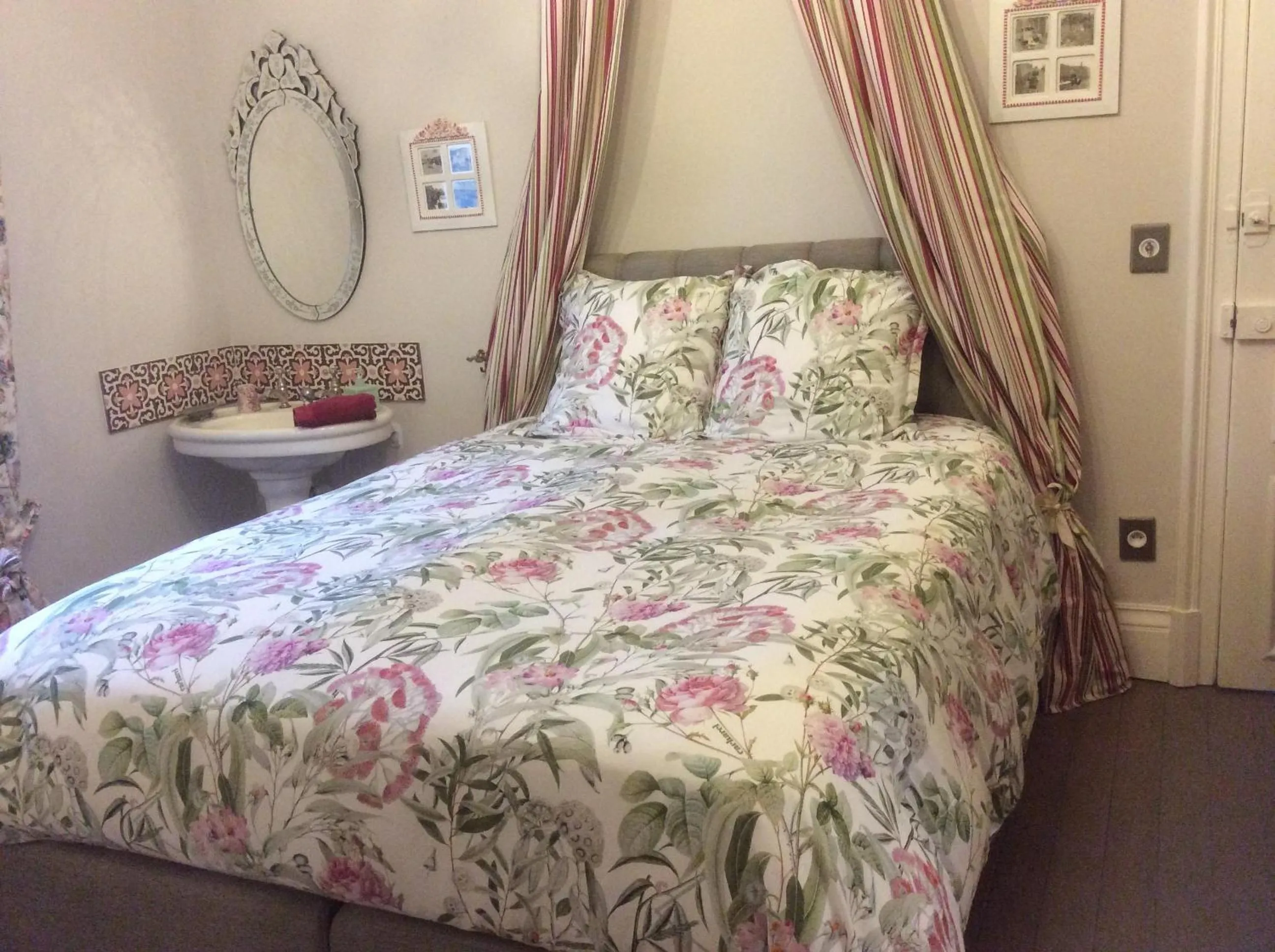 Bed in L'hostellerie du chateau