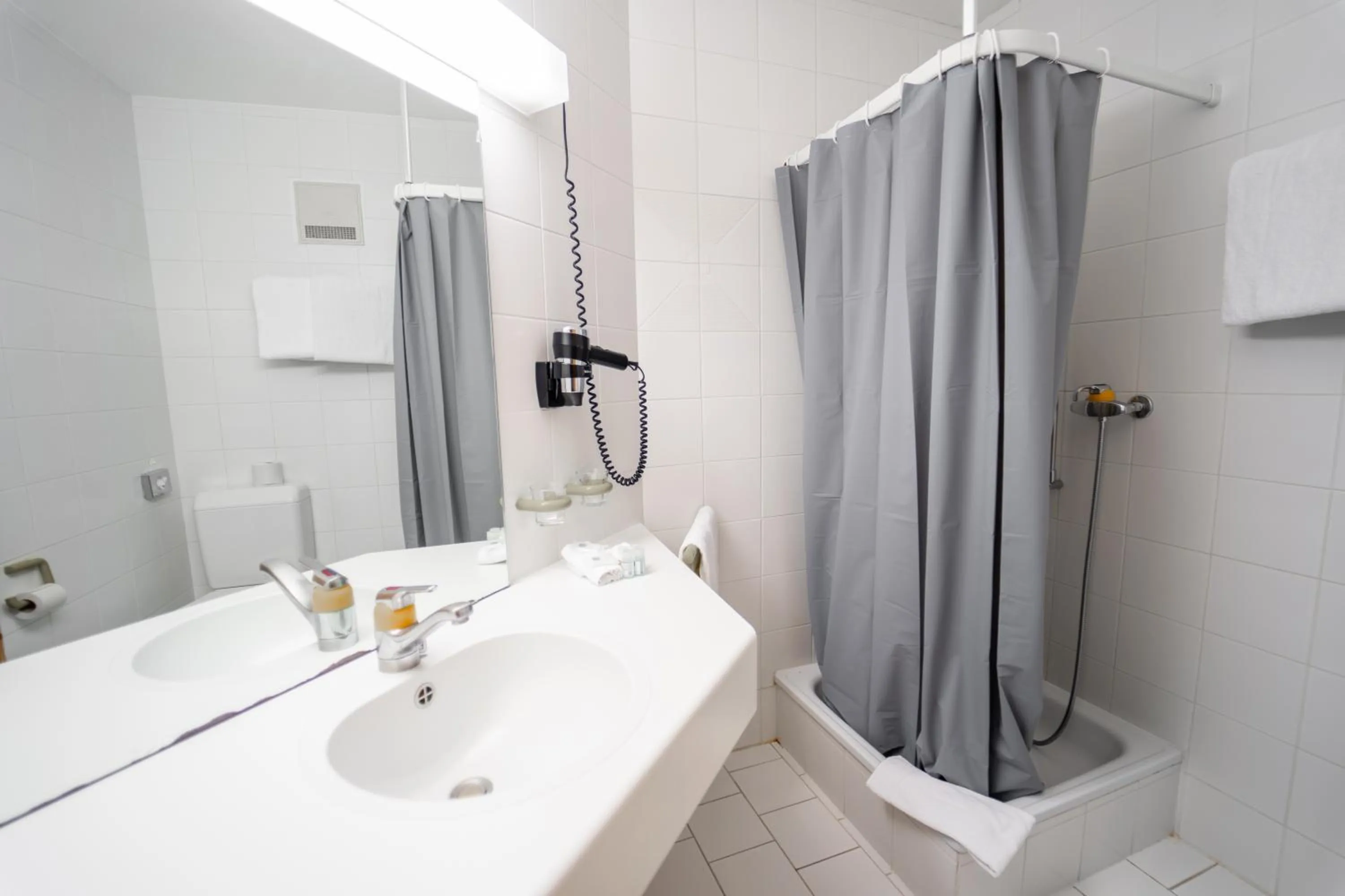 Shower in Hôtel Magrappé