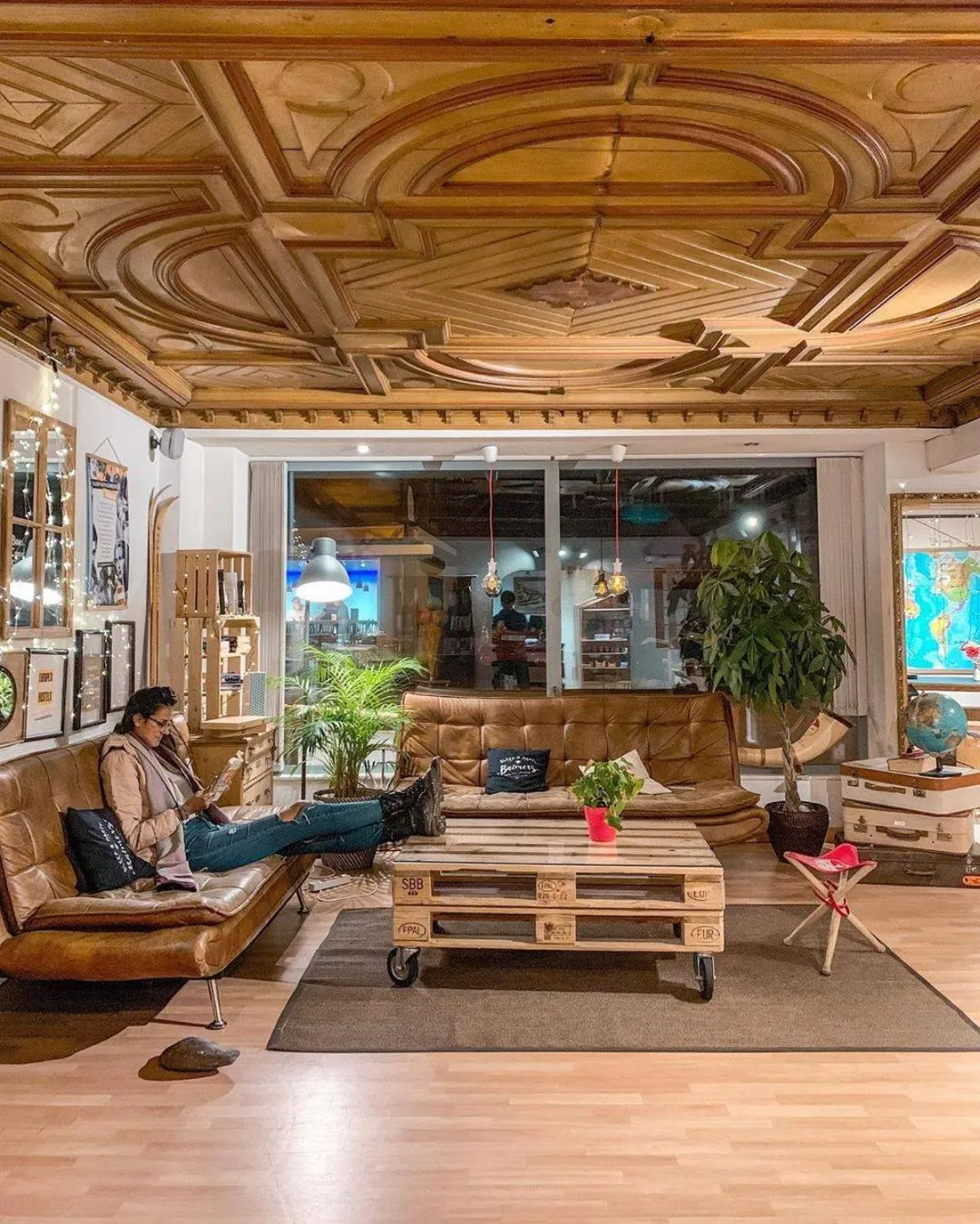 Communal lounge/ TV room in Balmers Hostel