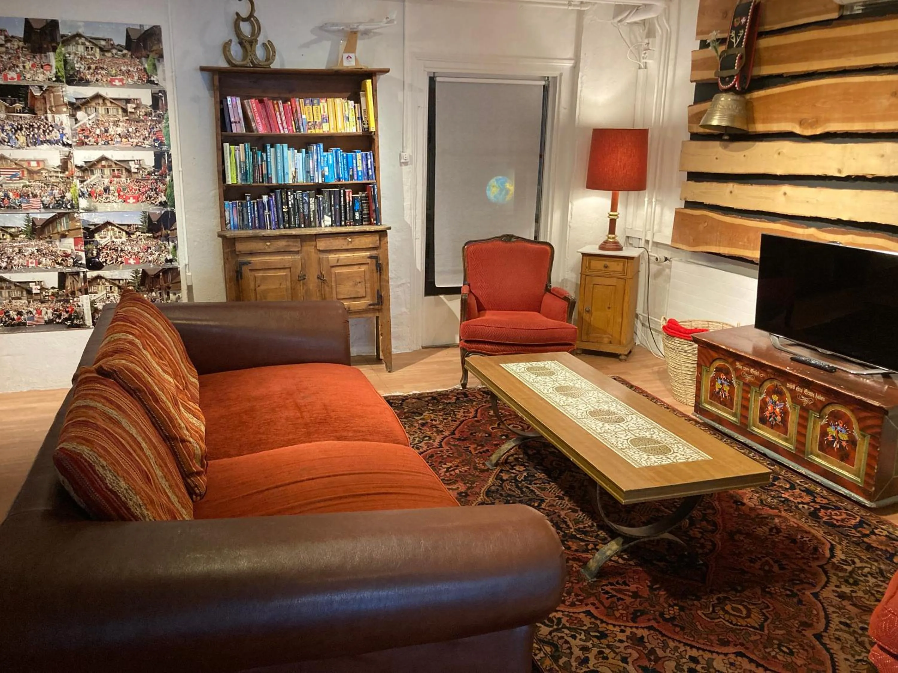 Communal lounge/ TV room in Balmers Hostel