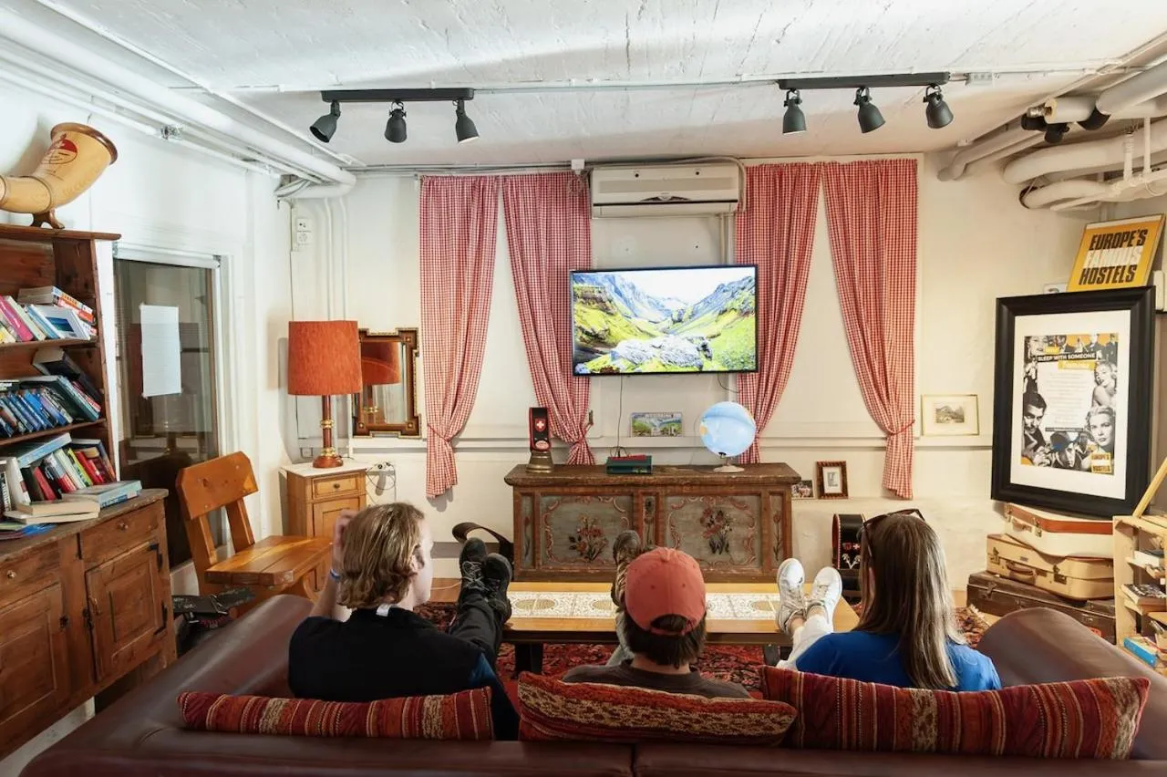Communal lounge/ TV room in Balmers Hostel