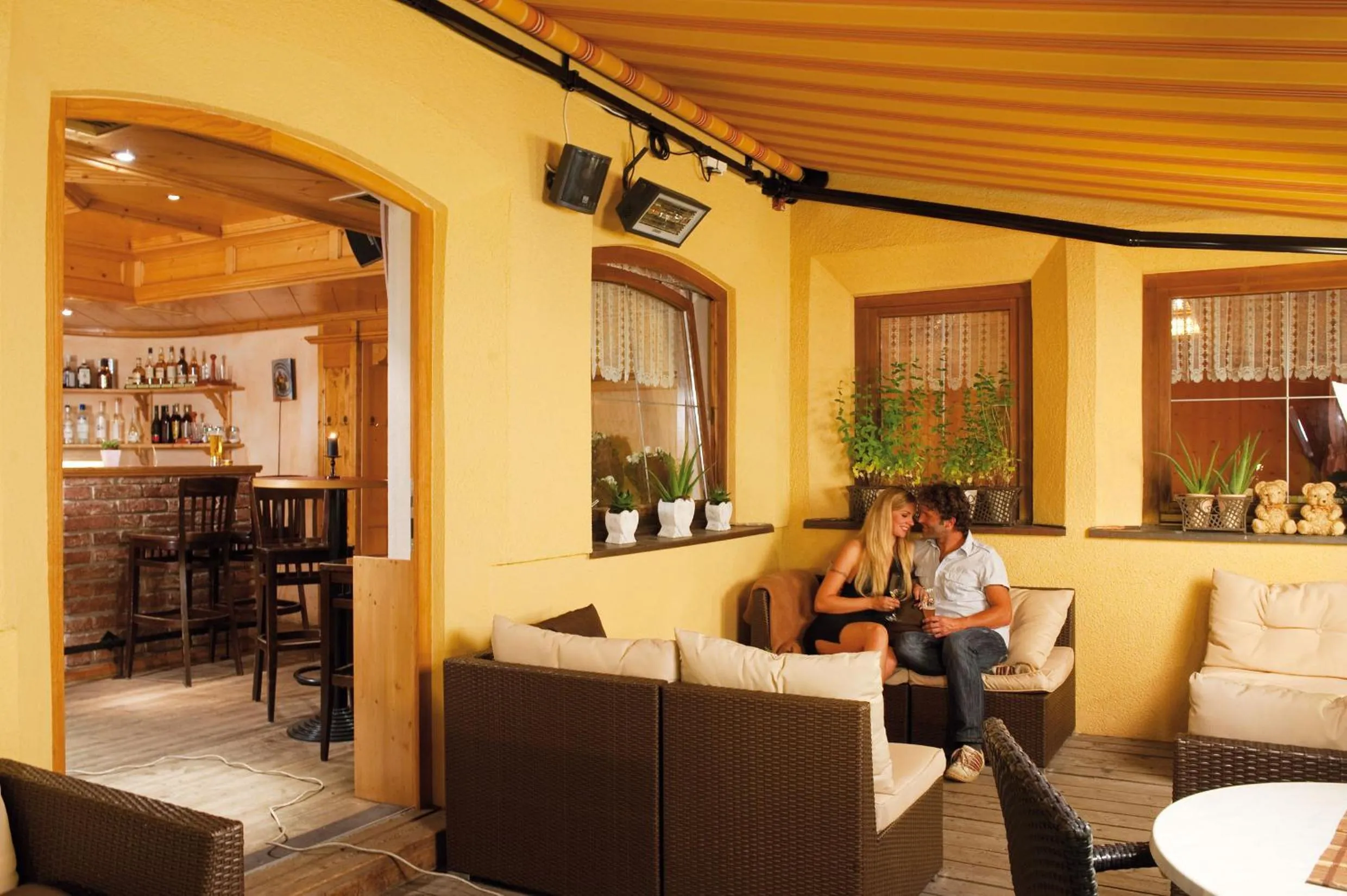 Lounge or bar in Alpenresidenz Ballunspitze - Kinderhotel