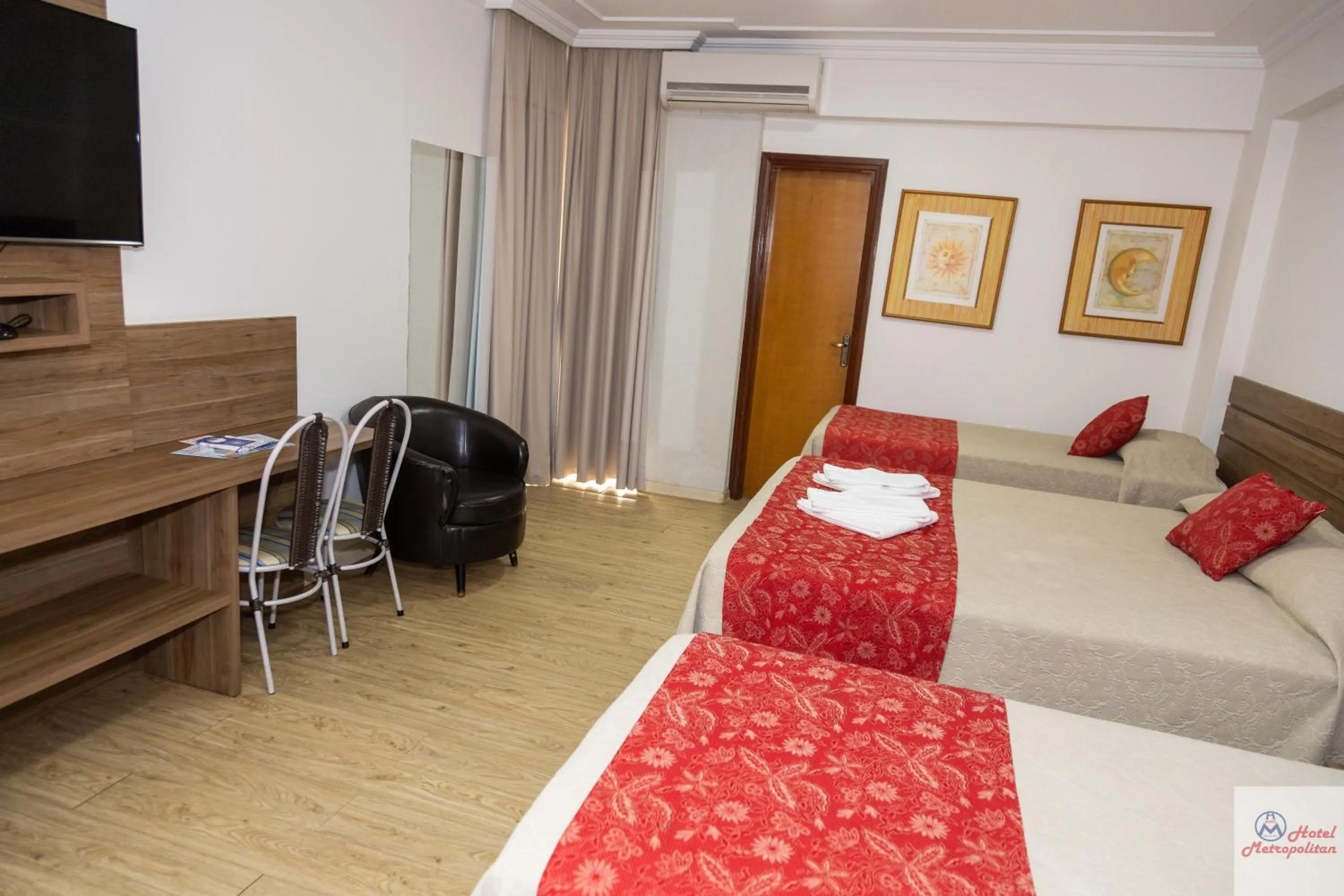 Bed in Hotel Metropolitan