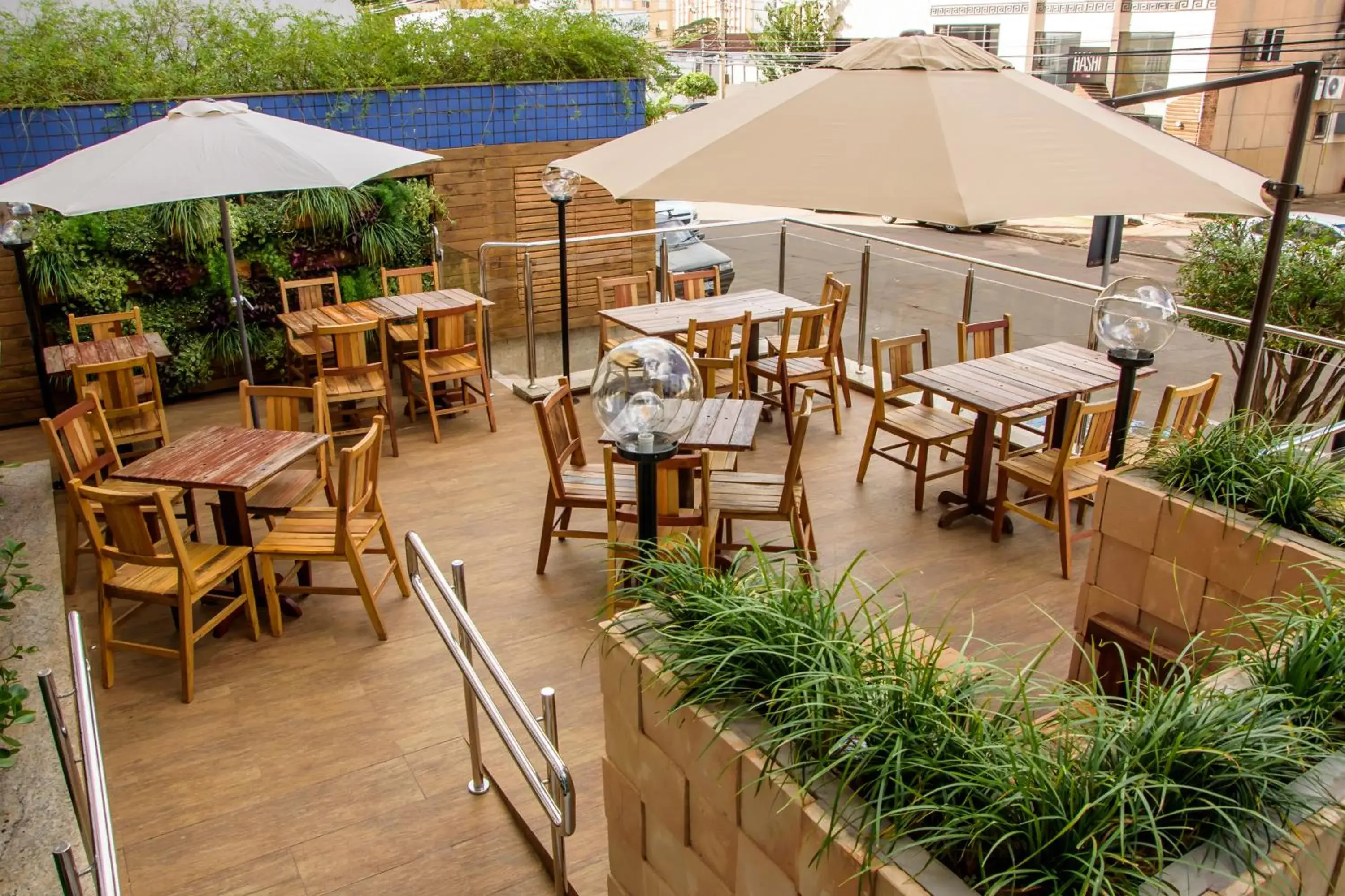 Lounge or bar in Bahamas Duplex by WS Lounge or bar in Bahamas Duplex by WS