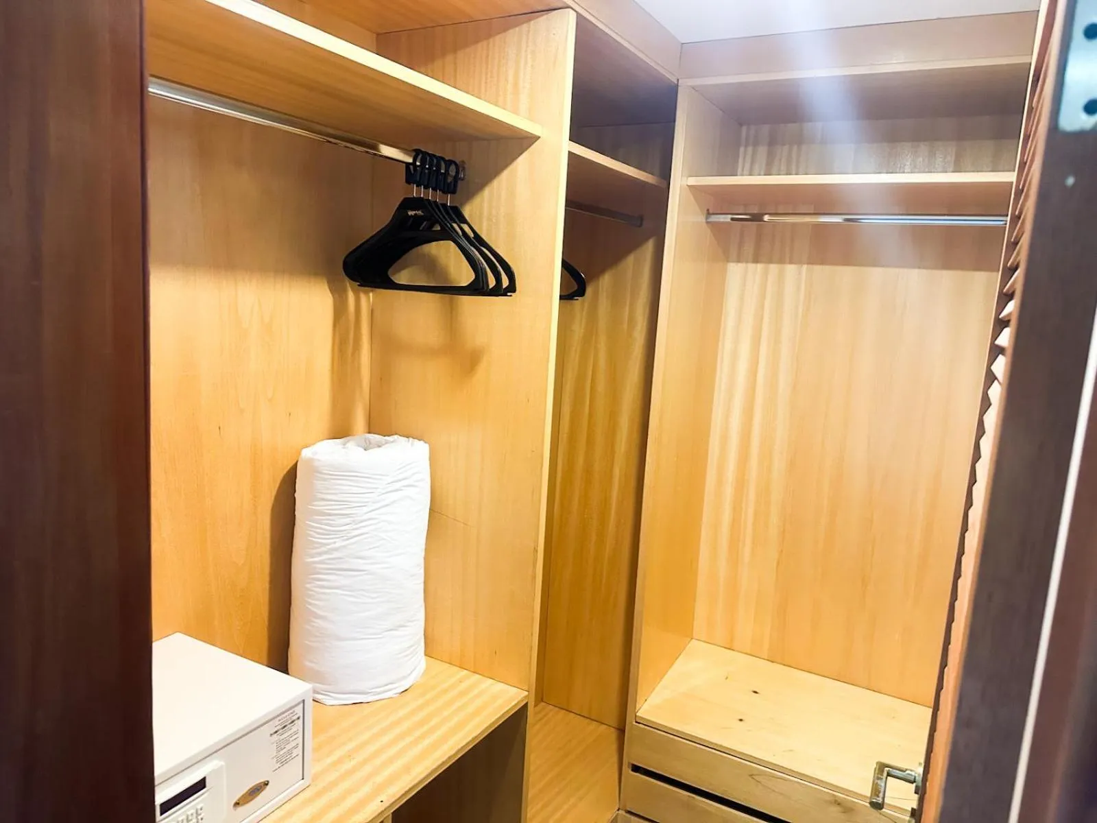 wardrobe in Bahamas Duplex by WS