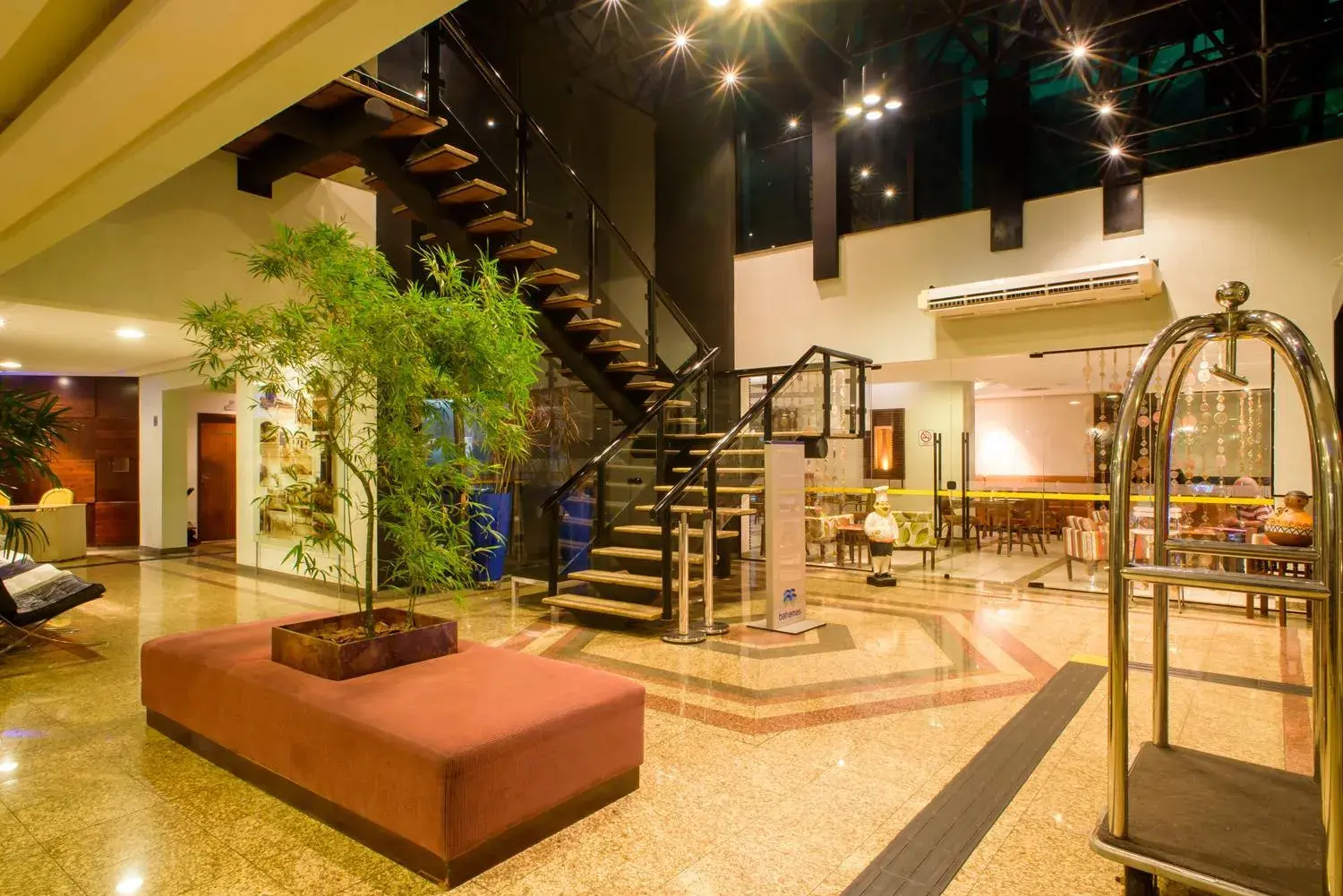 Lounge or bar in Bahamas Duplex by WS Lounge or bar in Bahamas Duplex by WS