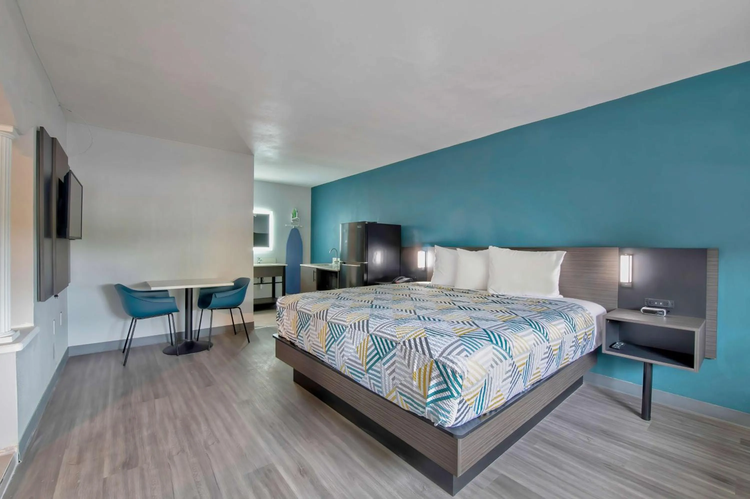 Photo of the whole room, Bed in Studio 6 Jackson MS I 55