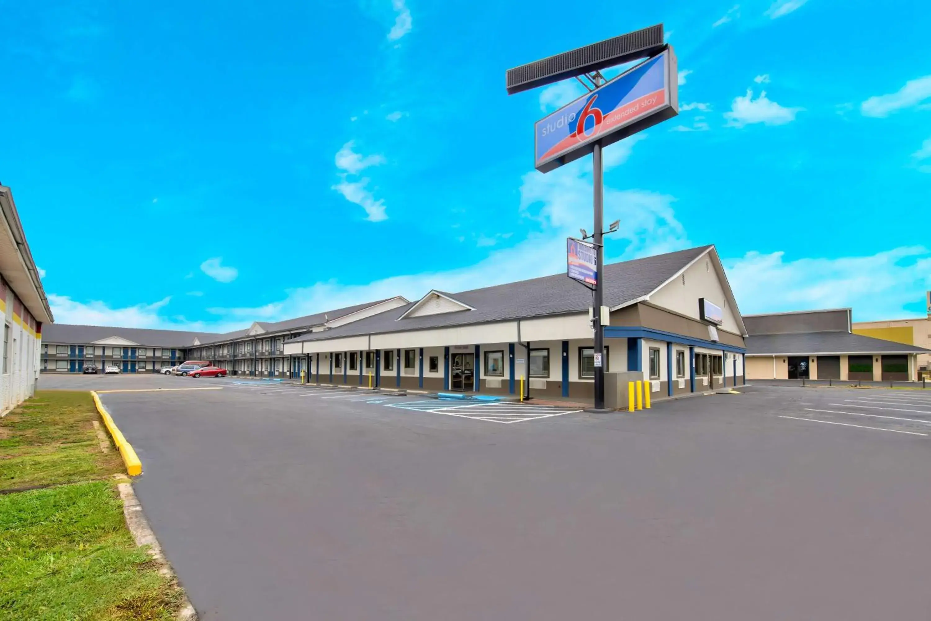 Property building in Studio 6 Jackson MS I 55 Property building in Studio 6 Jackson MS I 55