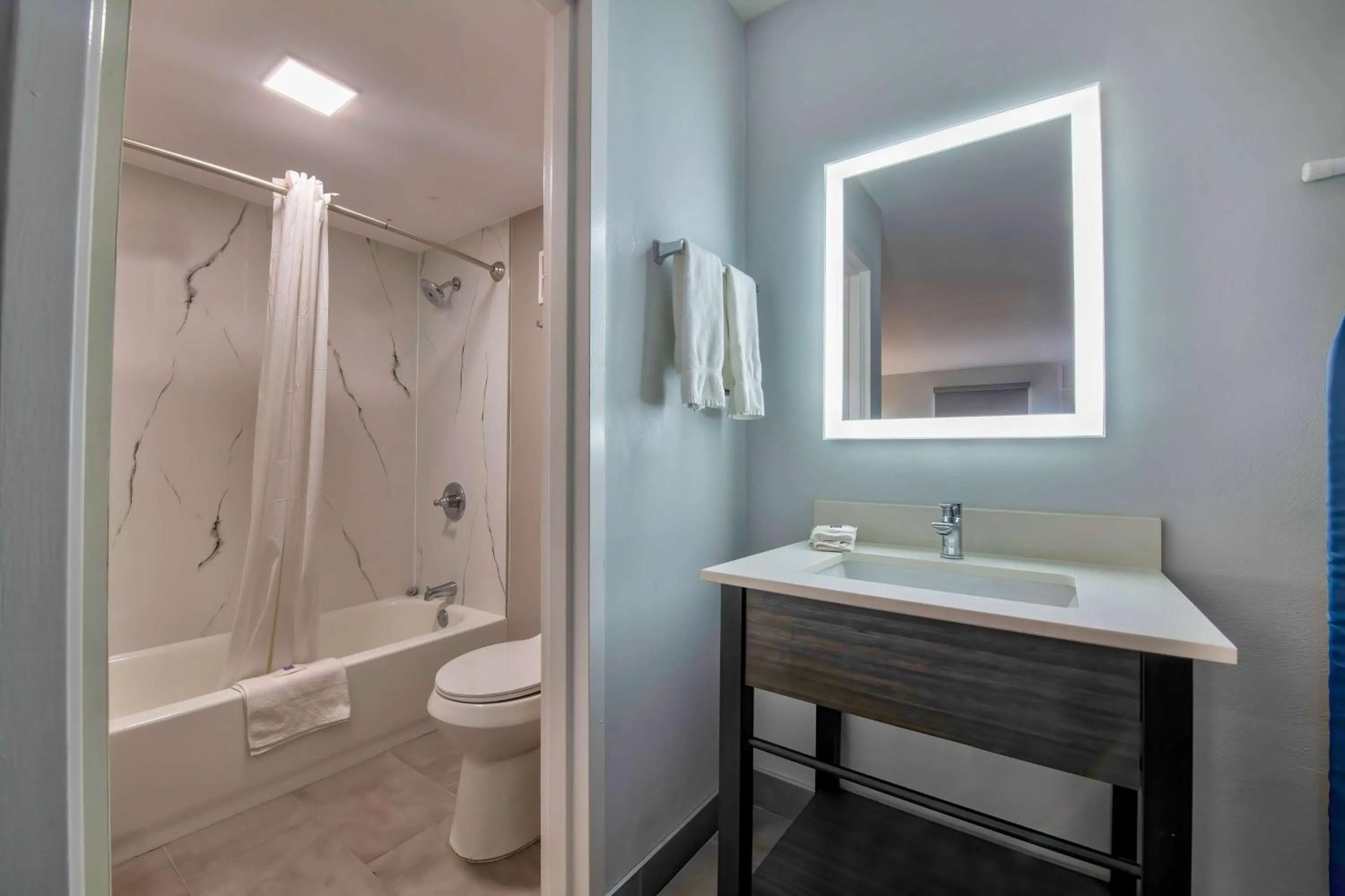 Toilet in Studio 6 Jackson MS I 55