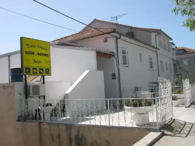 Facade/entrance in Vila Angela Facade/entrance in Vila Angela