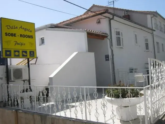 Facade/entrance in Vila Angela Facade/entrance in Vila Angela