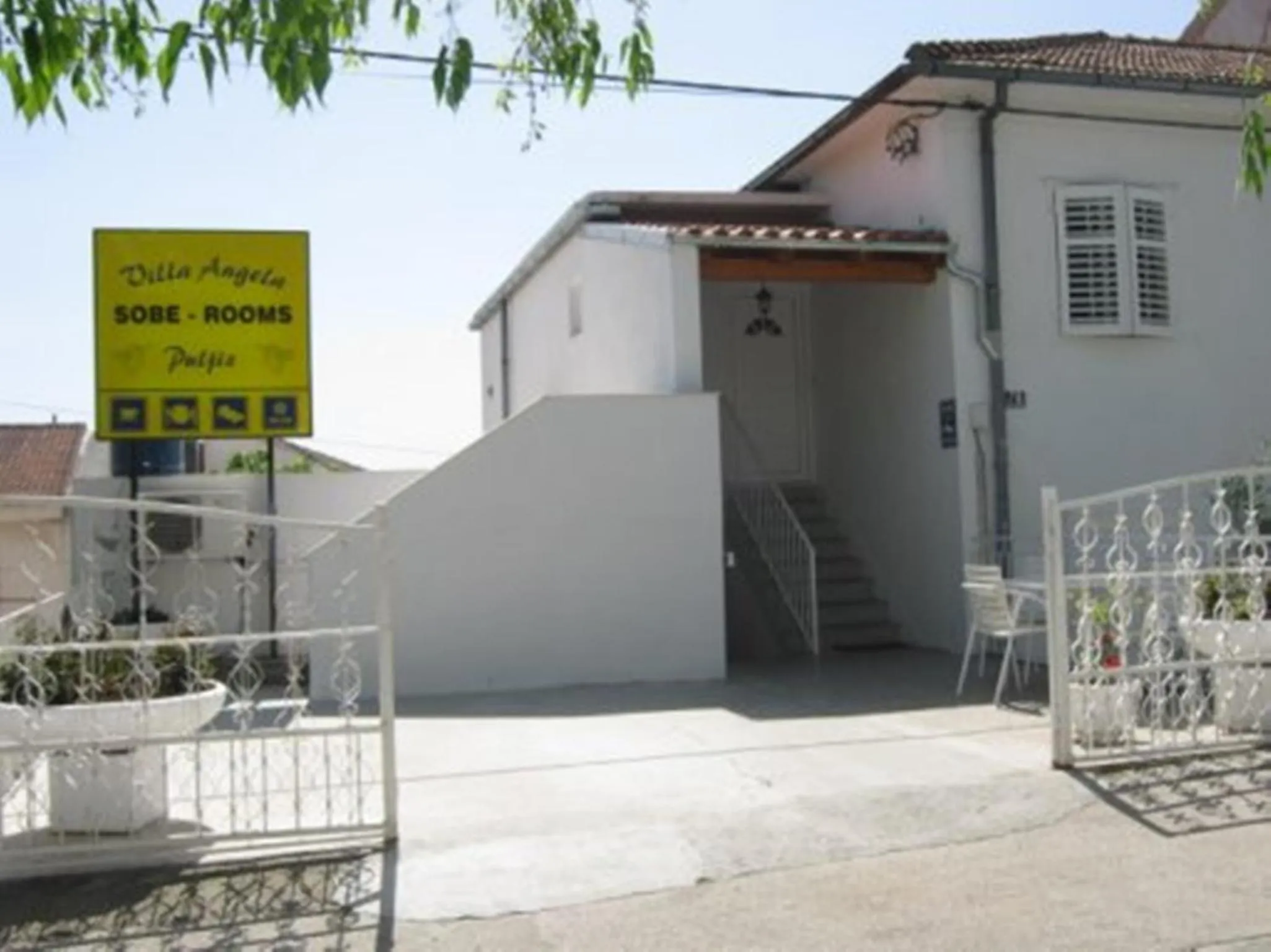 Facade/entrance in Vila Angela