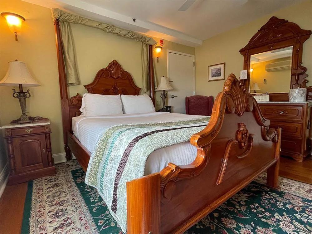 Queen Room with Sea View - single occupancy in Laingdon Hotel