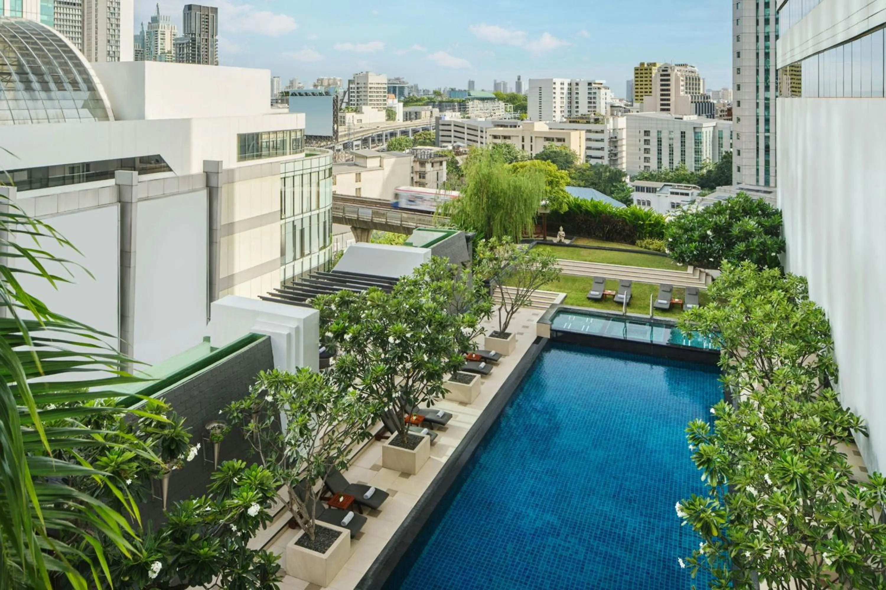 Swimming pool in JW Marriott Hotel Bangkok