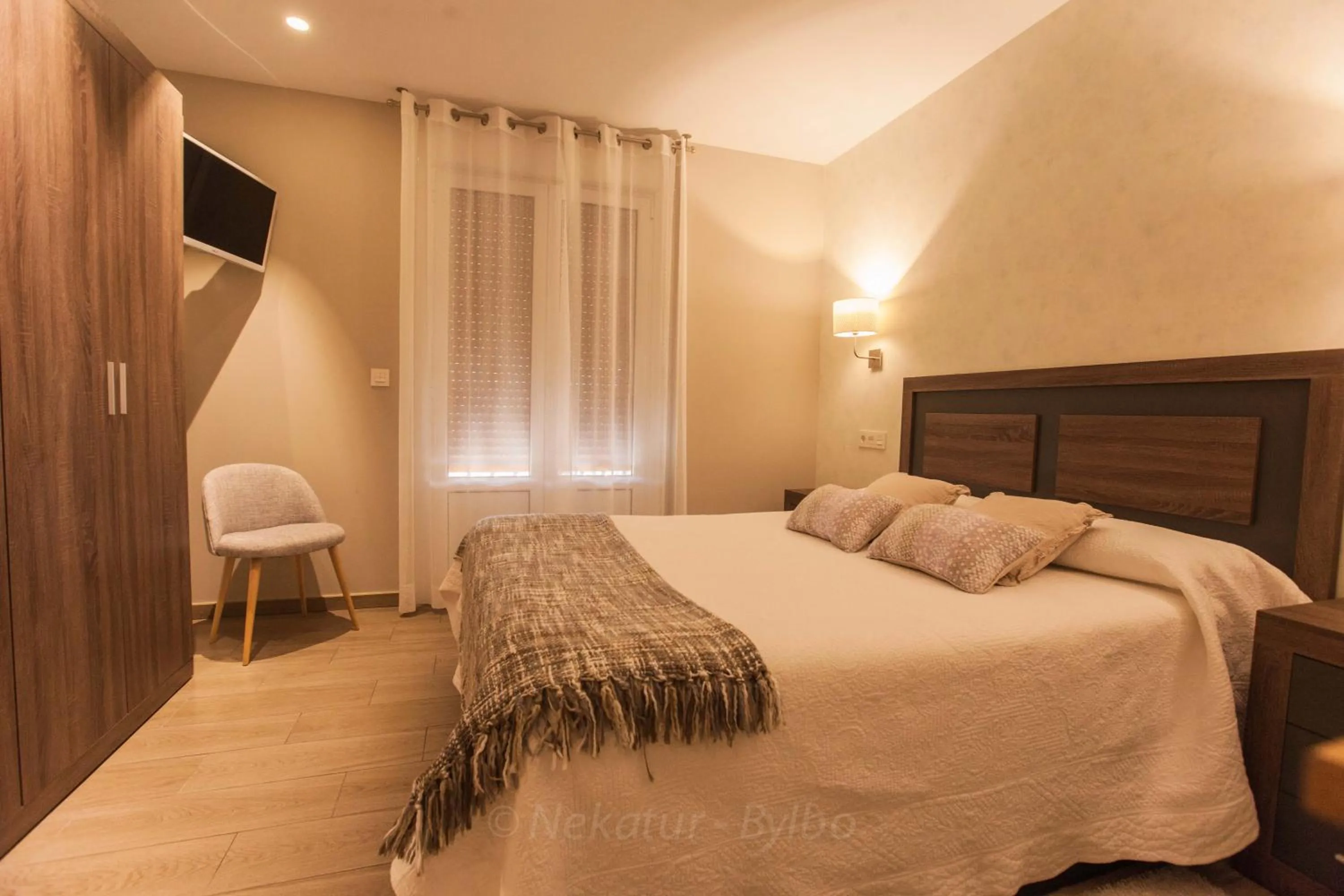 Photo of the whole room, Bed in Endaneta Berri