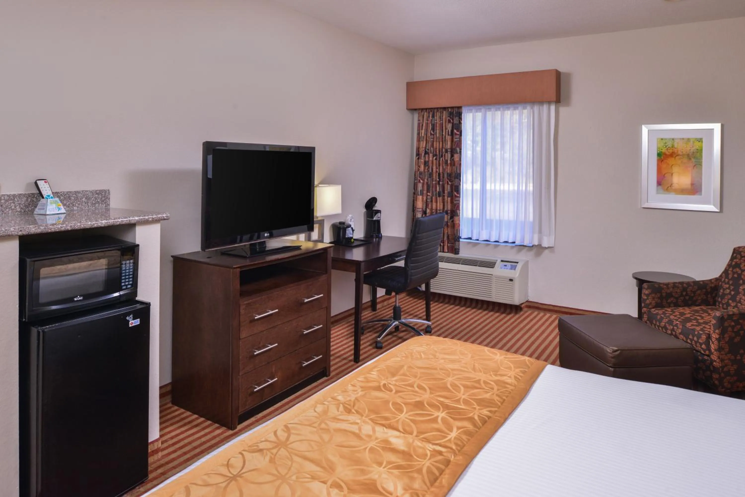 Communal lounge/ TV room, Bed in Americas Best Value Inn & Suites Bastrop