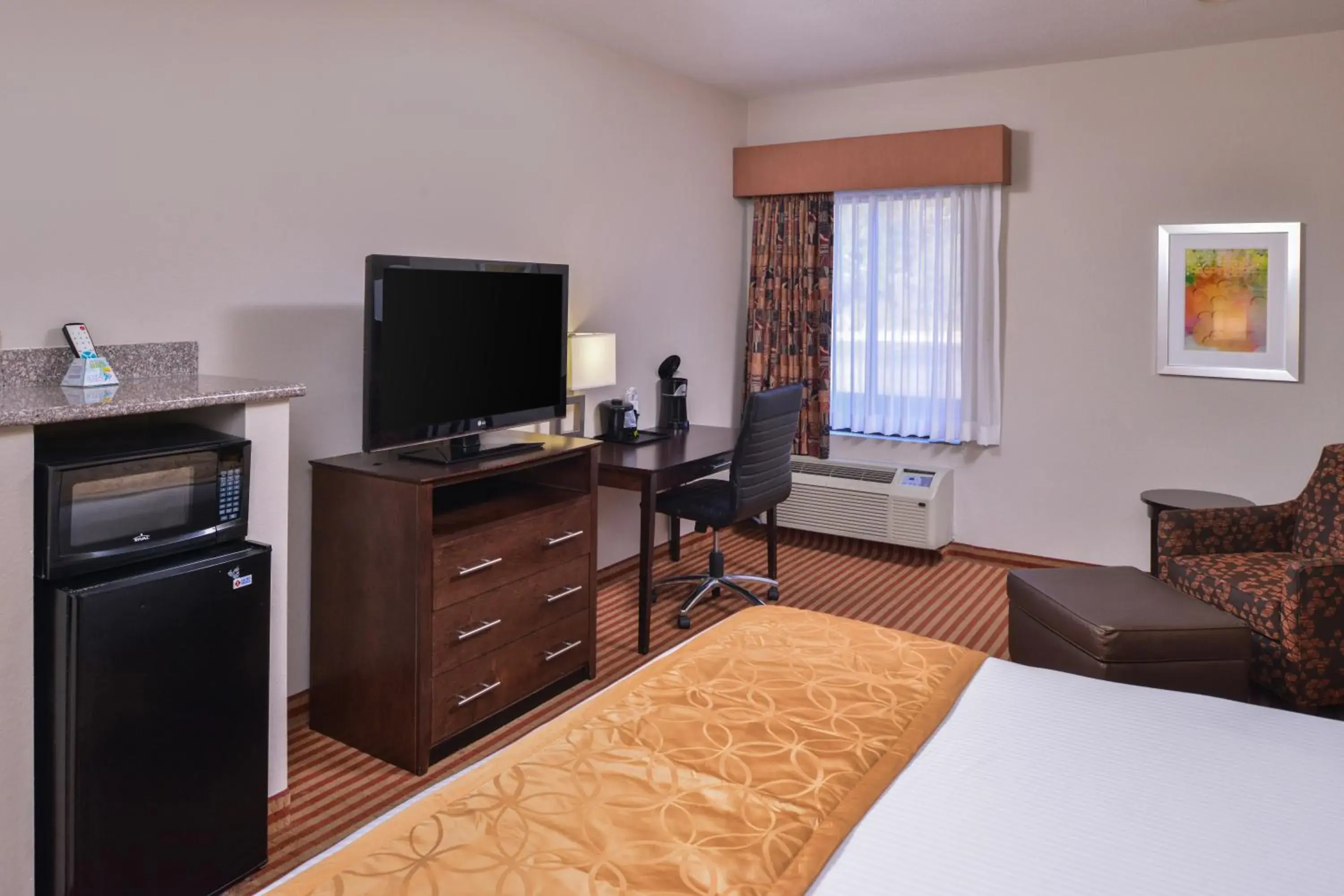 Communal lounge/ TV room, Bed in Americas Best Value Inn & Suites Bastrop Communal lounge/ TV room, Bed in Americas Best Value Inn & Suites Bastrop
