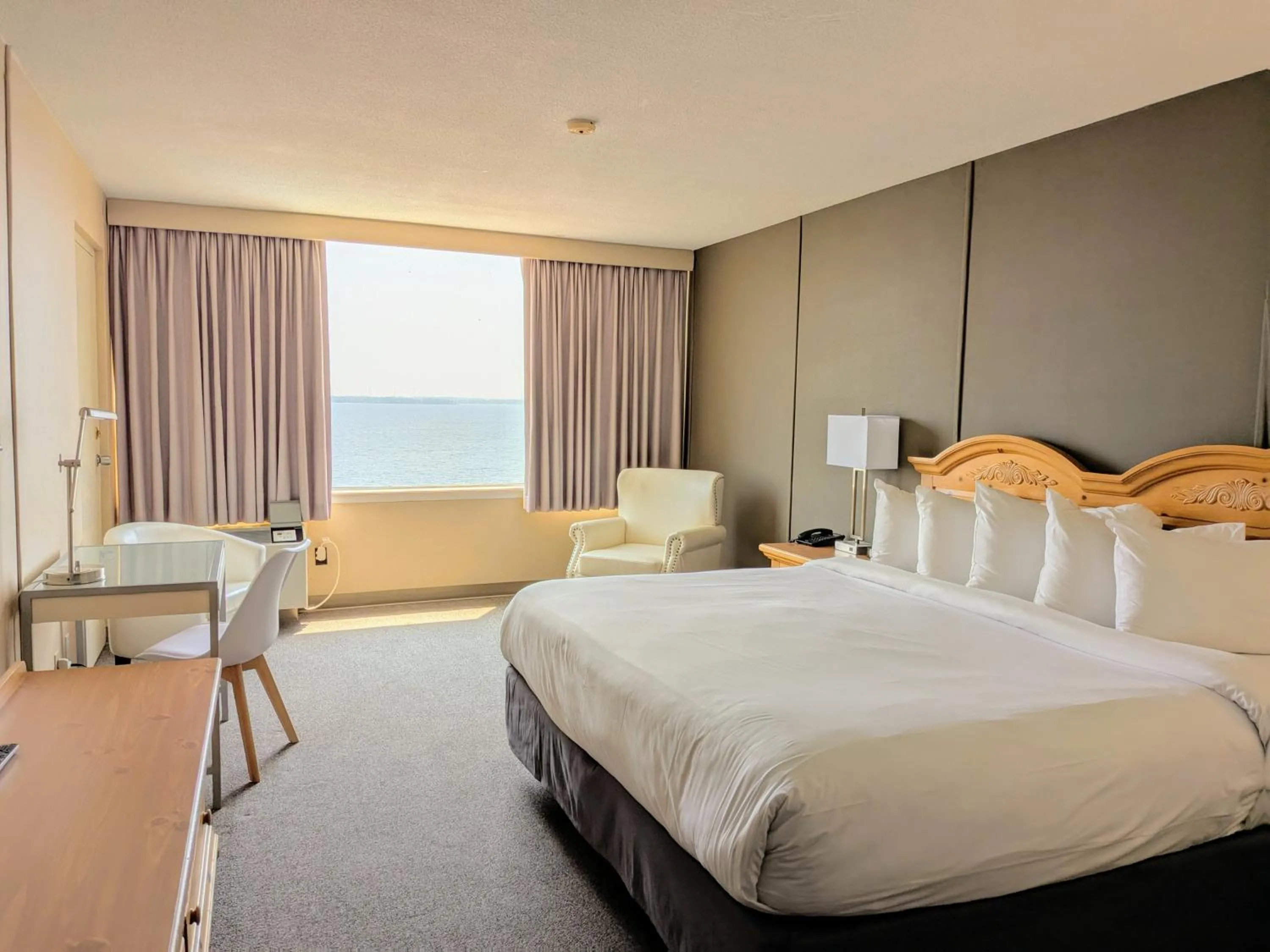 Bed in Confederation Place Hotel