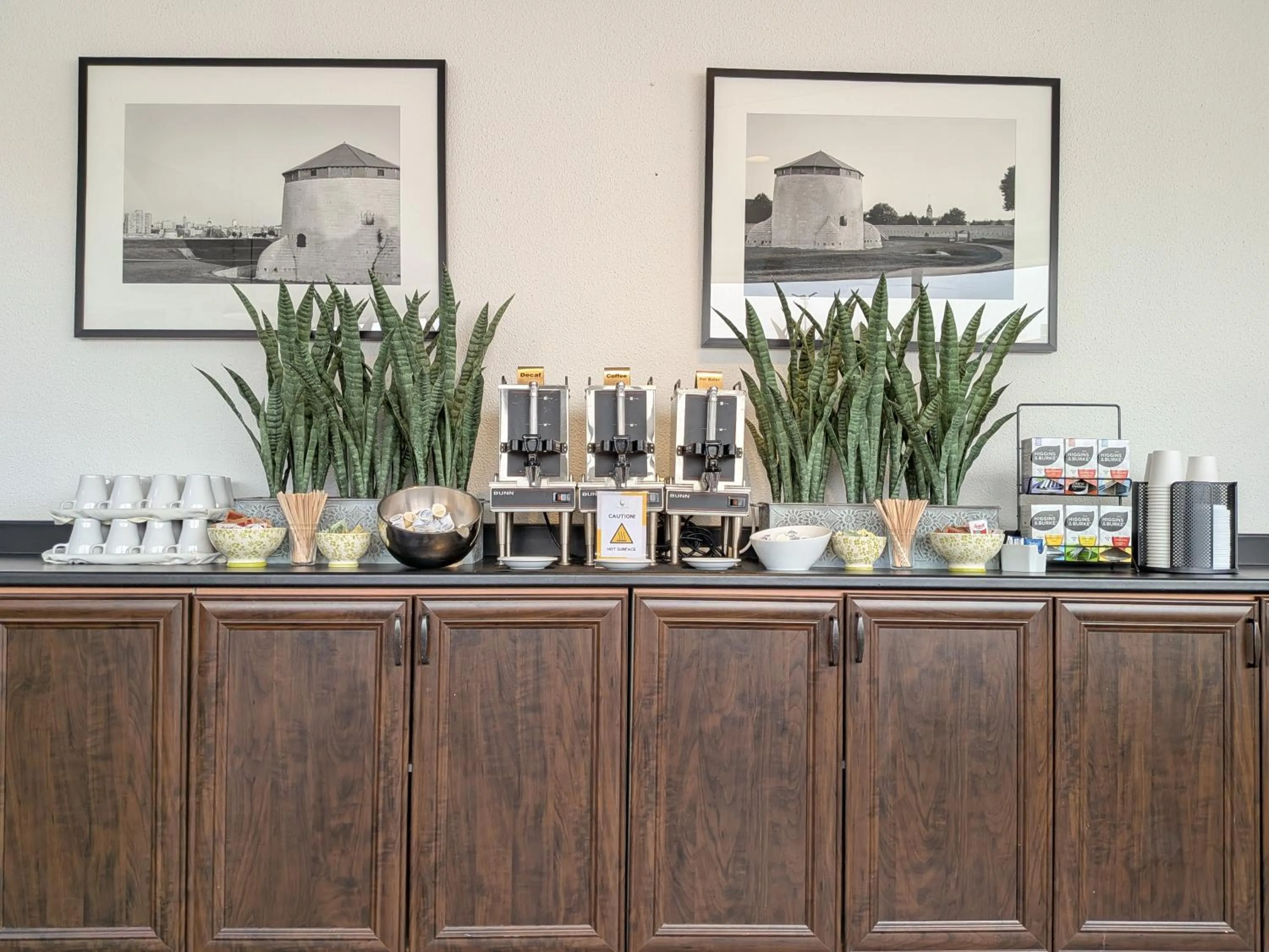 Restaurant/places to eat in Confederation Place Hotel