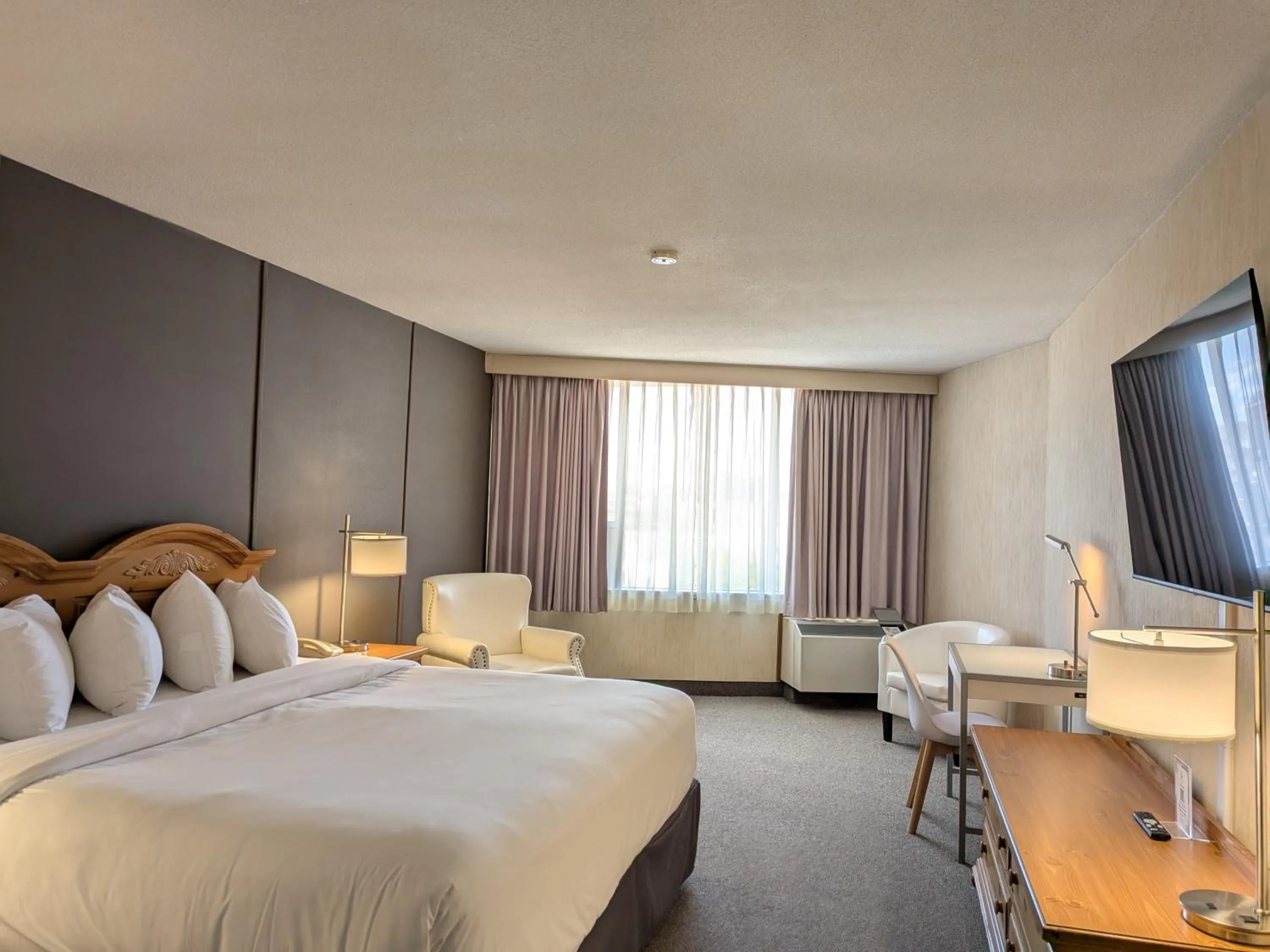 Bed in Confederation Place Hotel