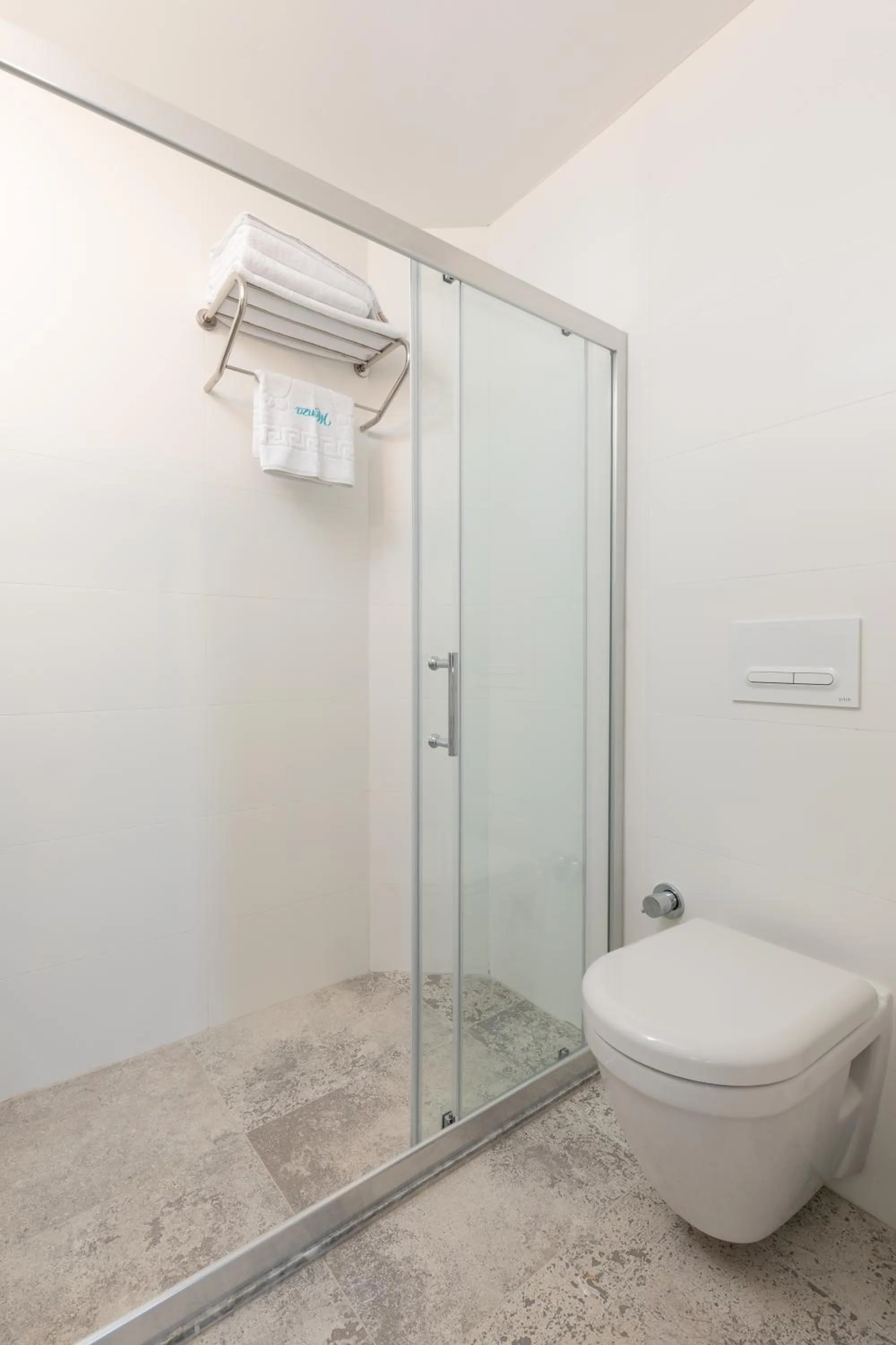 Shower in Monza House Otel