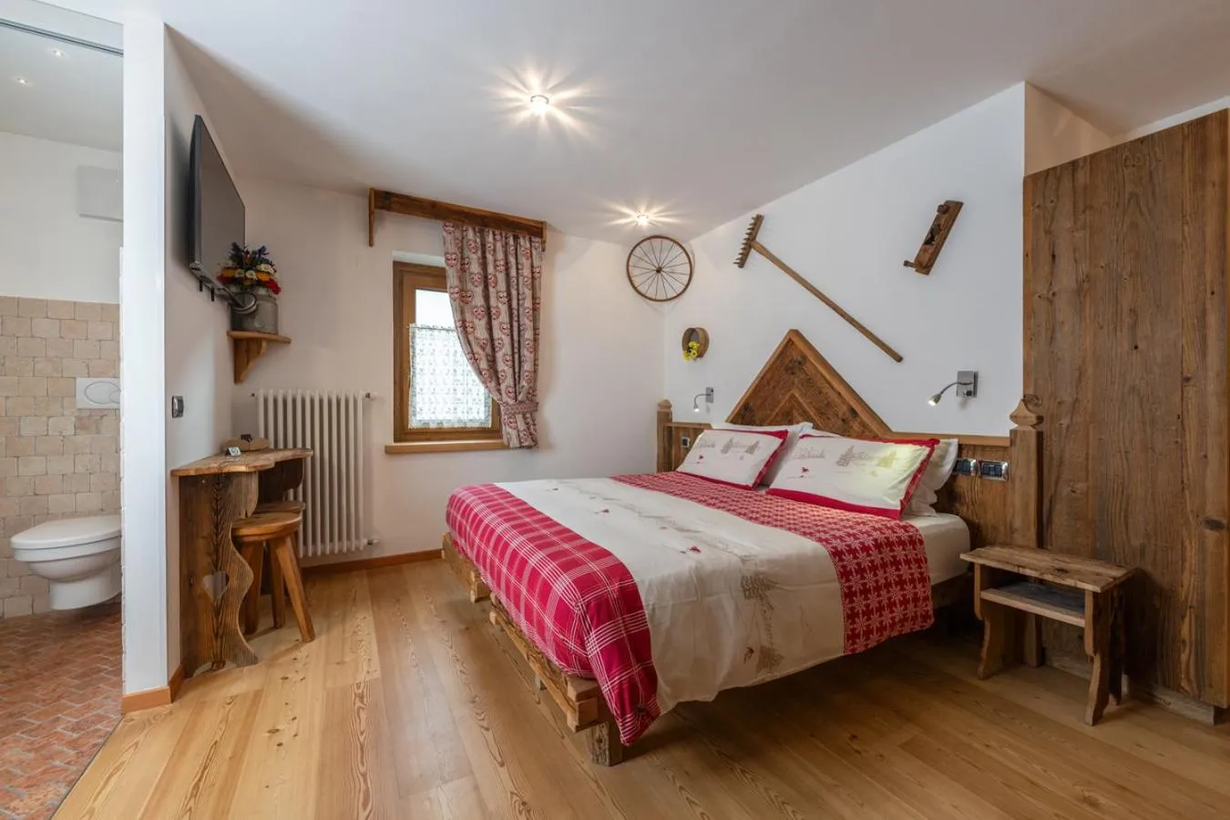 Photo of the whole room, Bed in Garnì Ladin