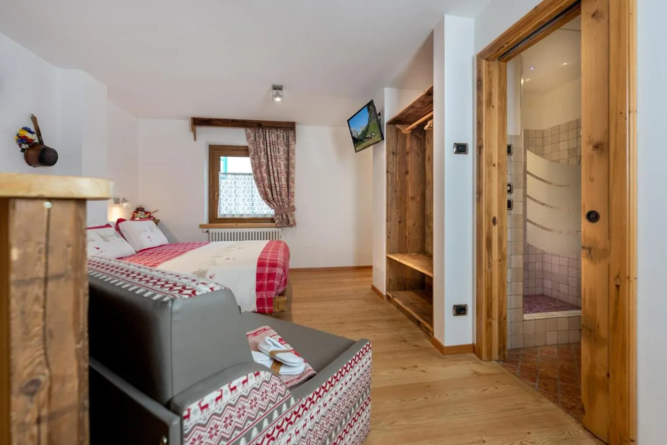 Photo of the whole room, Bed in Garnì Ladin