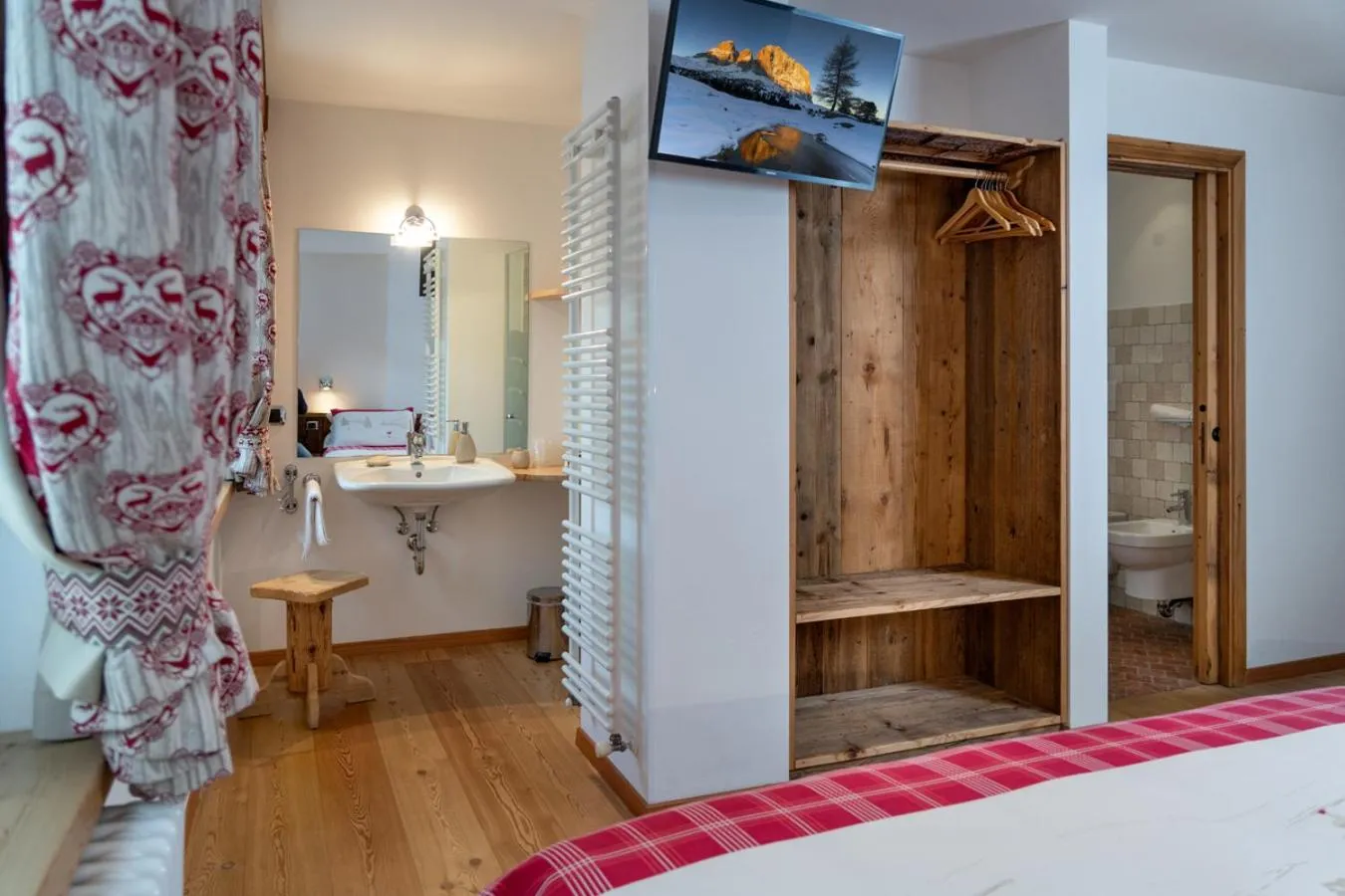 Photo of the whole room, Bed in Garnì Ladin