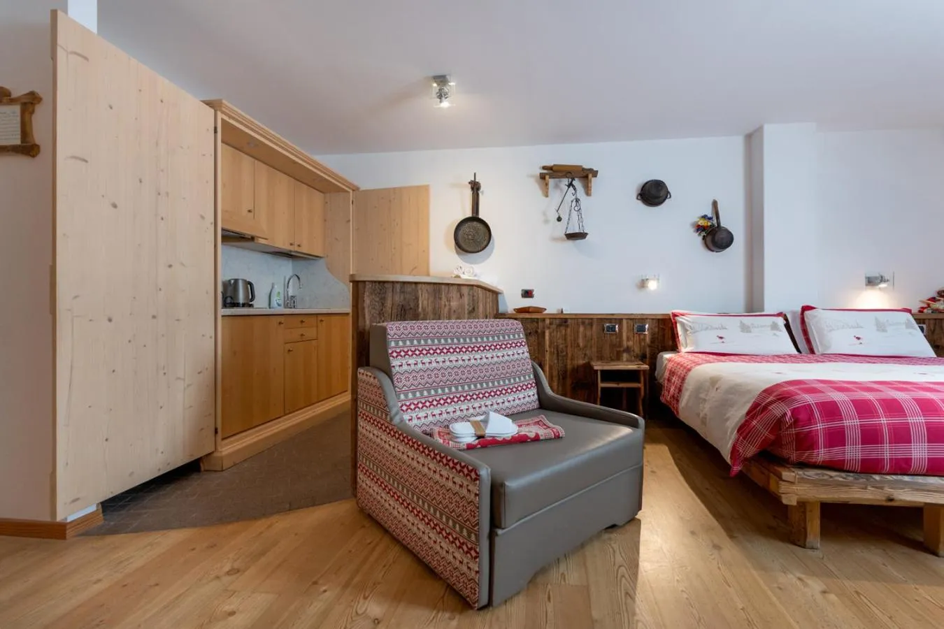 Kitchen or kitchenette, Bed in Garnì Ladin