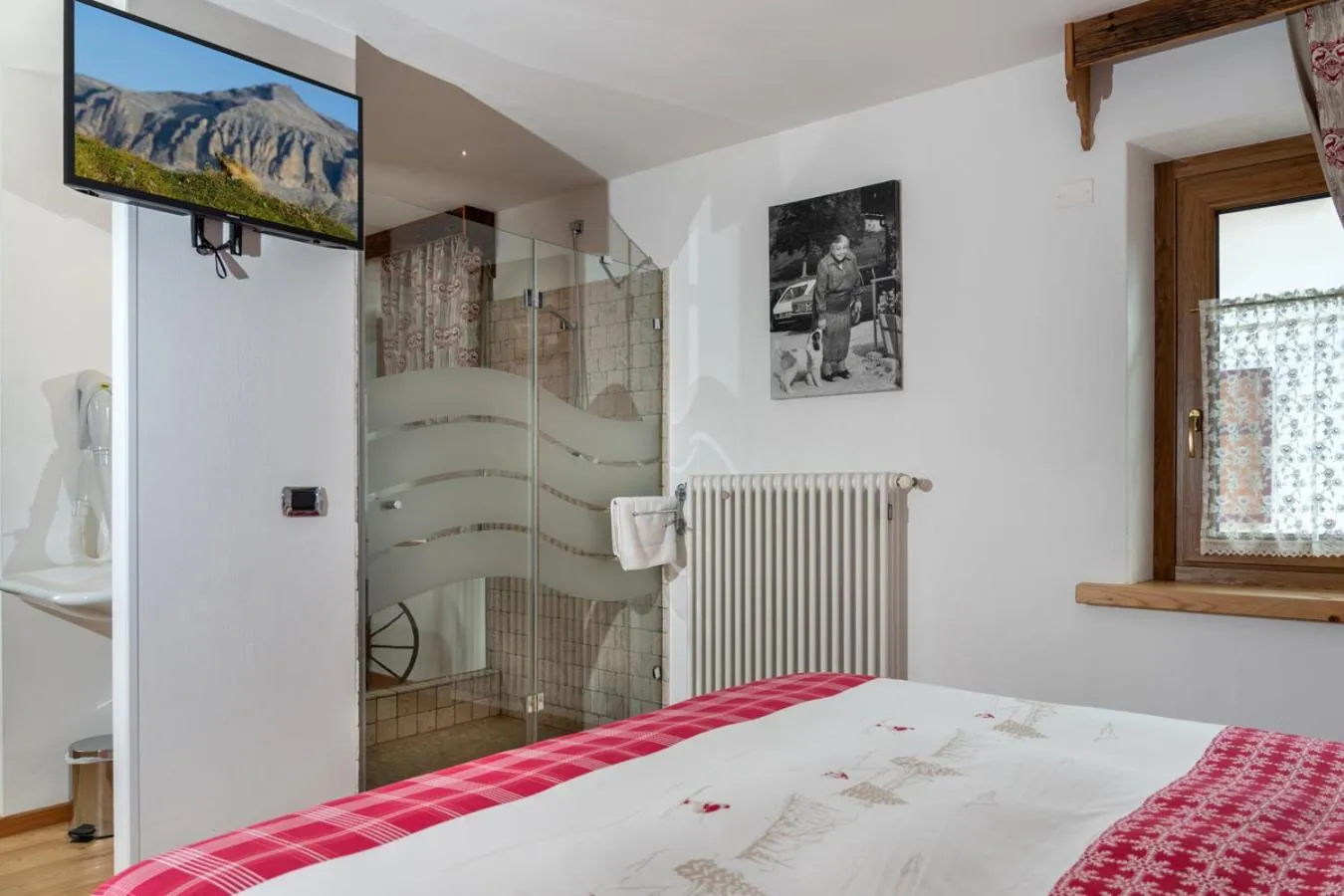 Photo of the whole room, Bed in Garnì Ladin