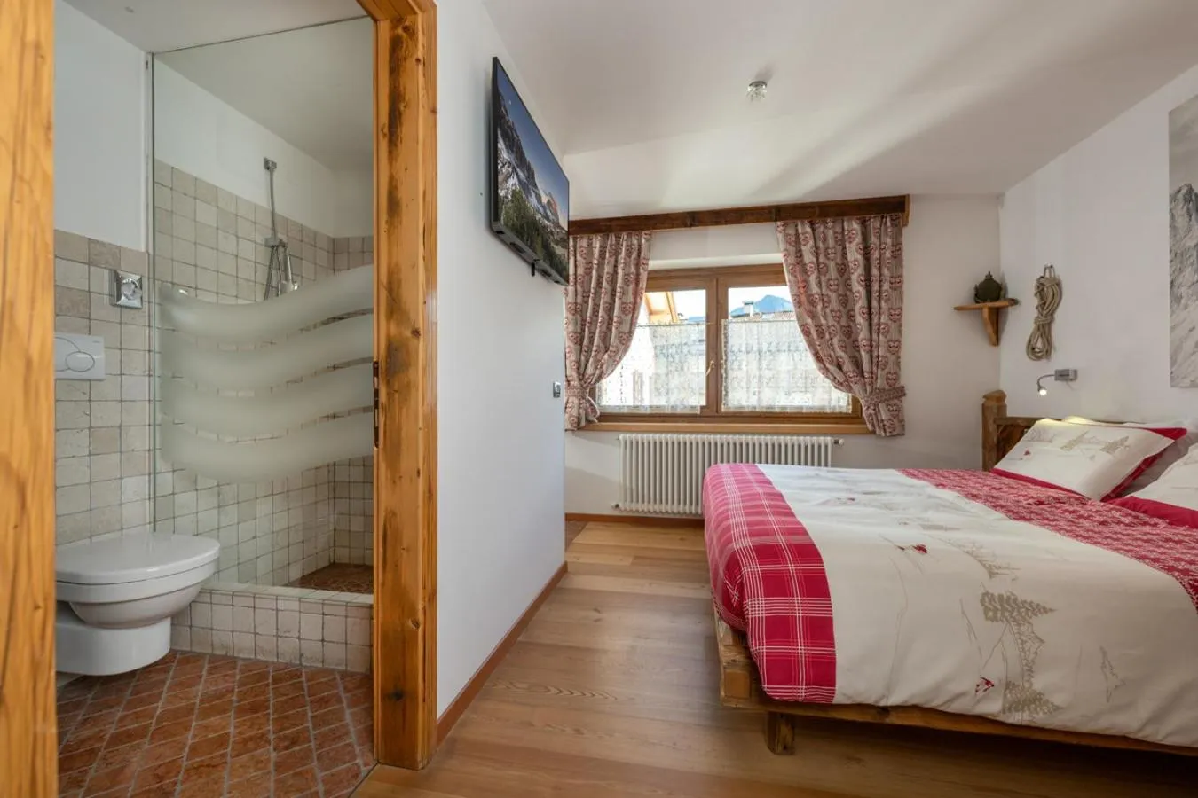 Shower, Bed in Garnì Ladin