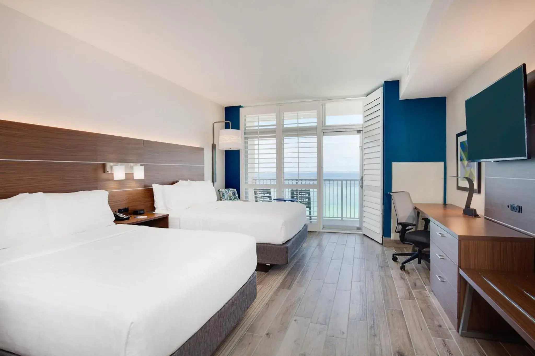 Standard Queen Room with Oceanfront in Holiday Inn Express & Suites Panama City Beach - Beachfront by IHG Standard Queen Room with Oceanfront in Holiday Inn Express & Suites Panama City Beach - Beachfront by IHG