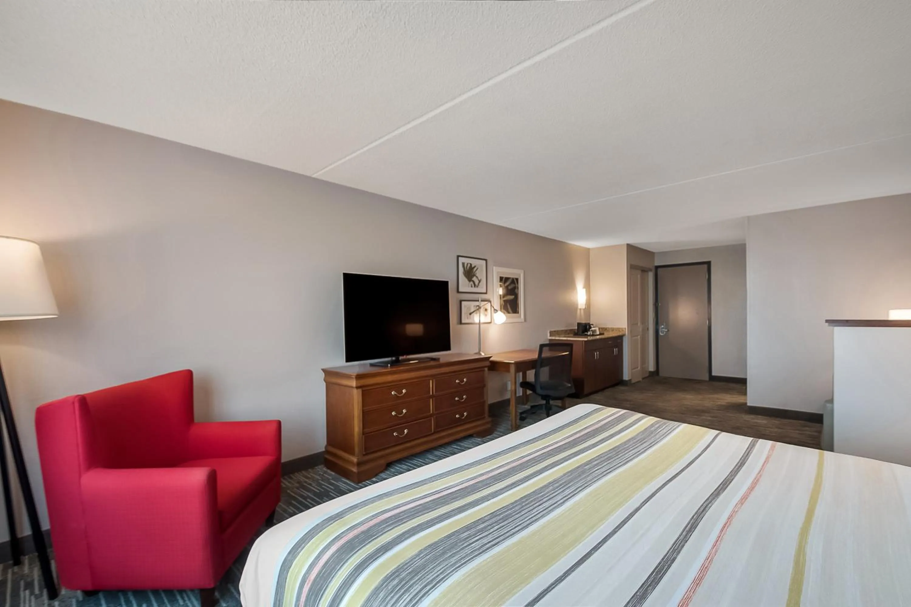 TV and multimedia, Bed in Country Inn & Suites by Radisson, Fredericksburg South I-95 , VA