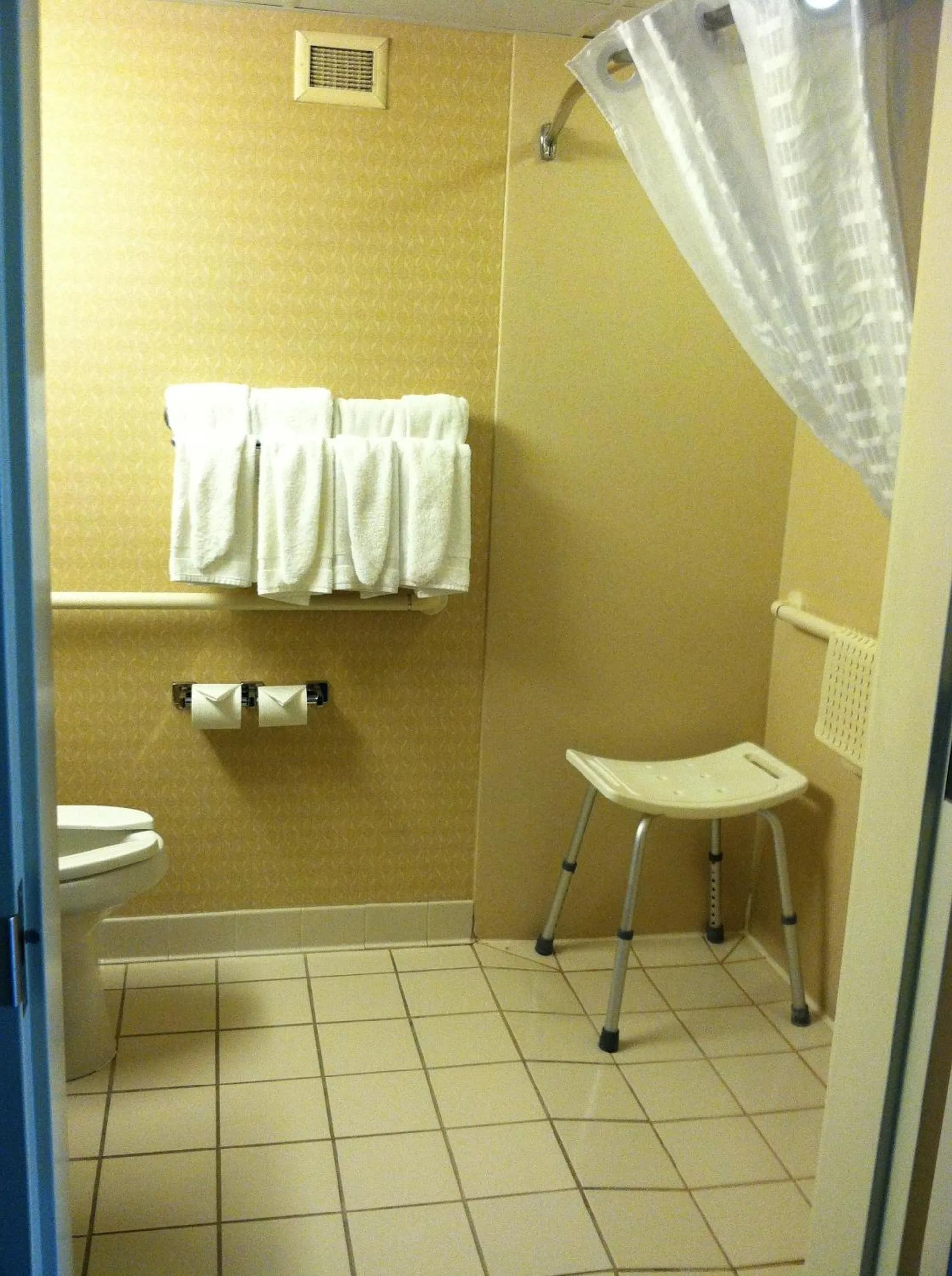 Bathroom in Country Inn & Suites by Radisson, Fredericksburg South I-95 , VA