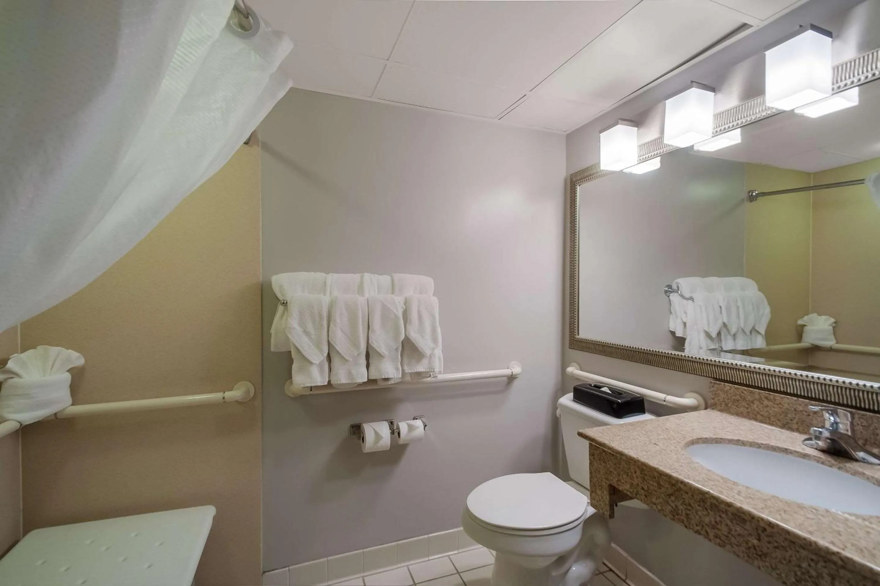 Bedroom in Country Inn & Suites by Radisson, Fredericksburg South I-95 , VA