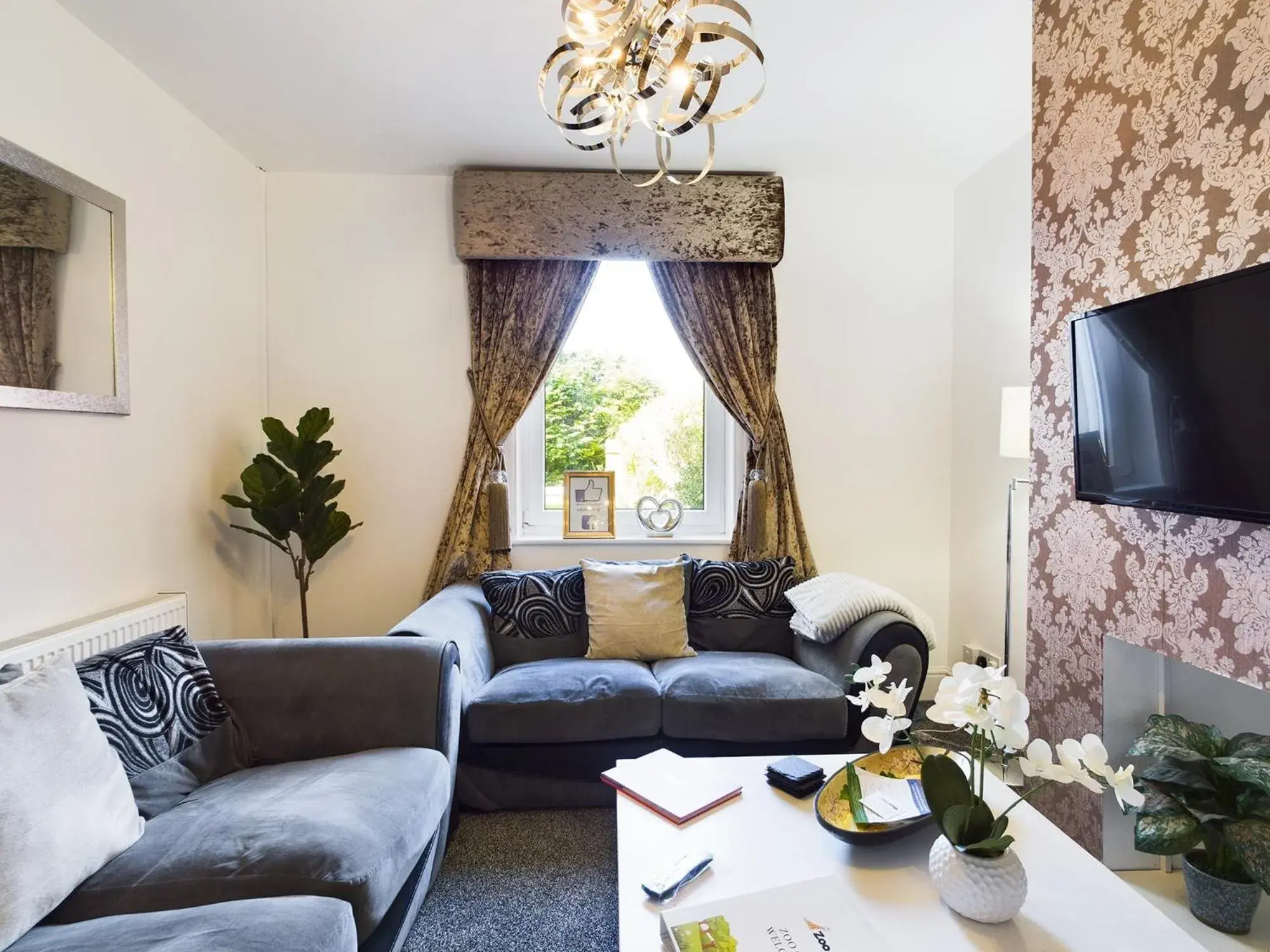 TV and multimedia, Seating Area in Zoo Cottage