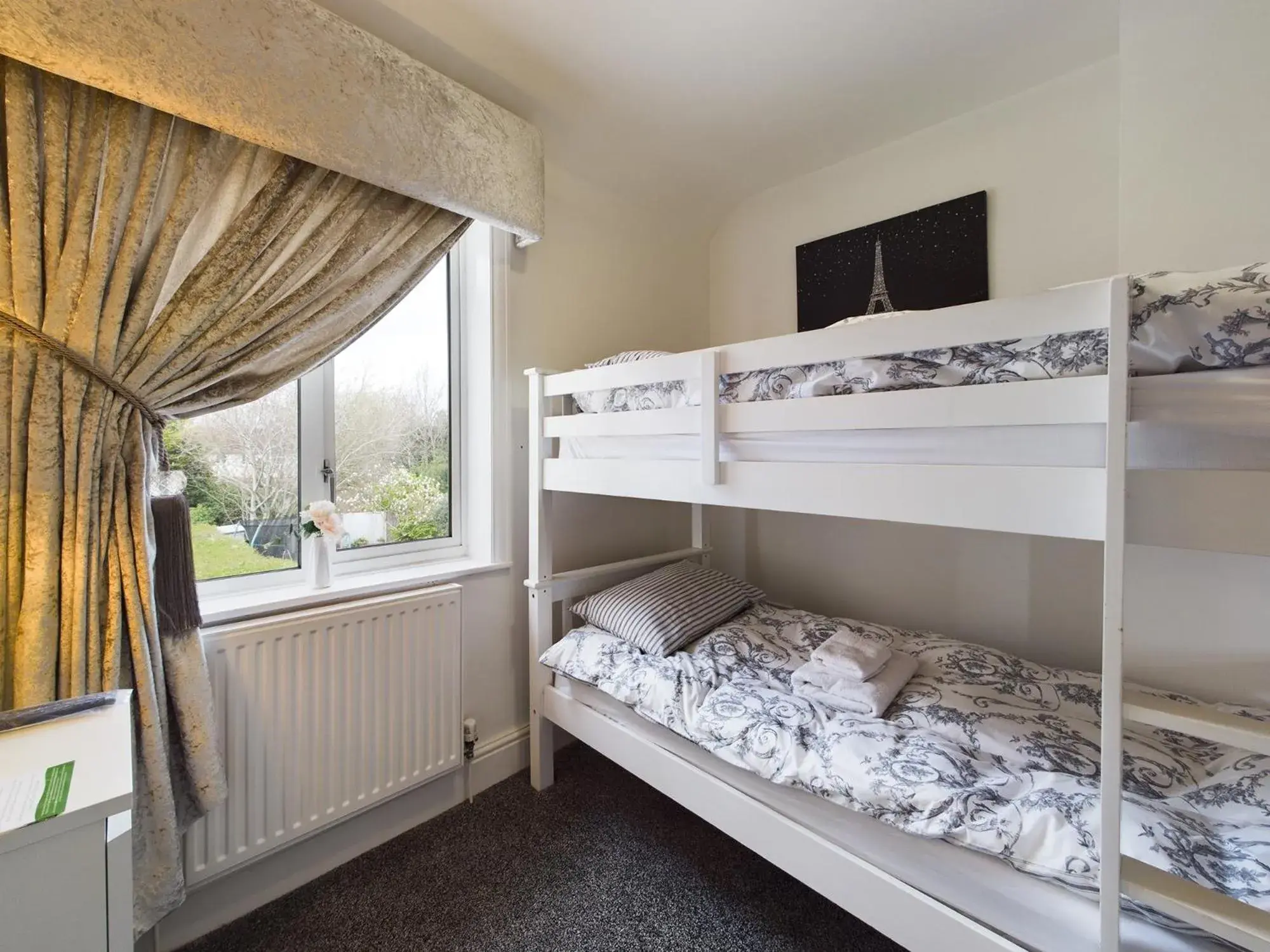 Bed, Bunk Bed in Zoo Cottage