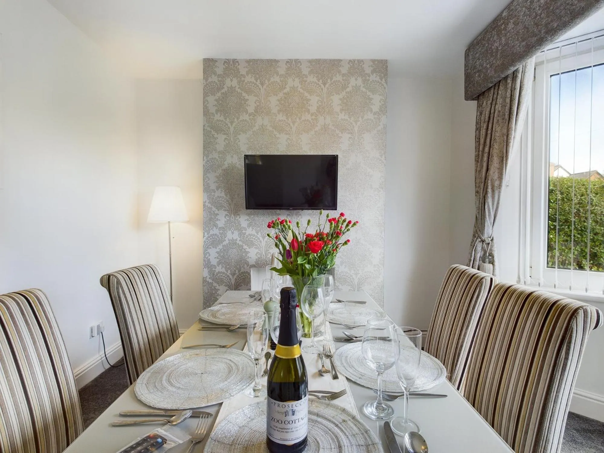 Communal lounge/ TV room in Zoo Cottage