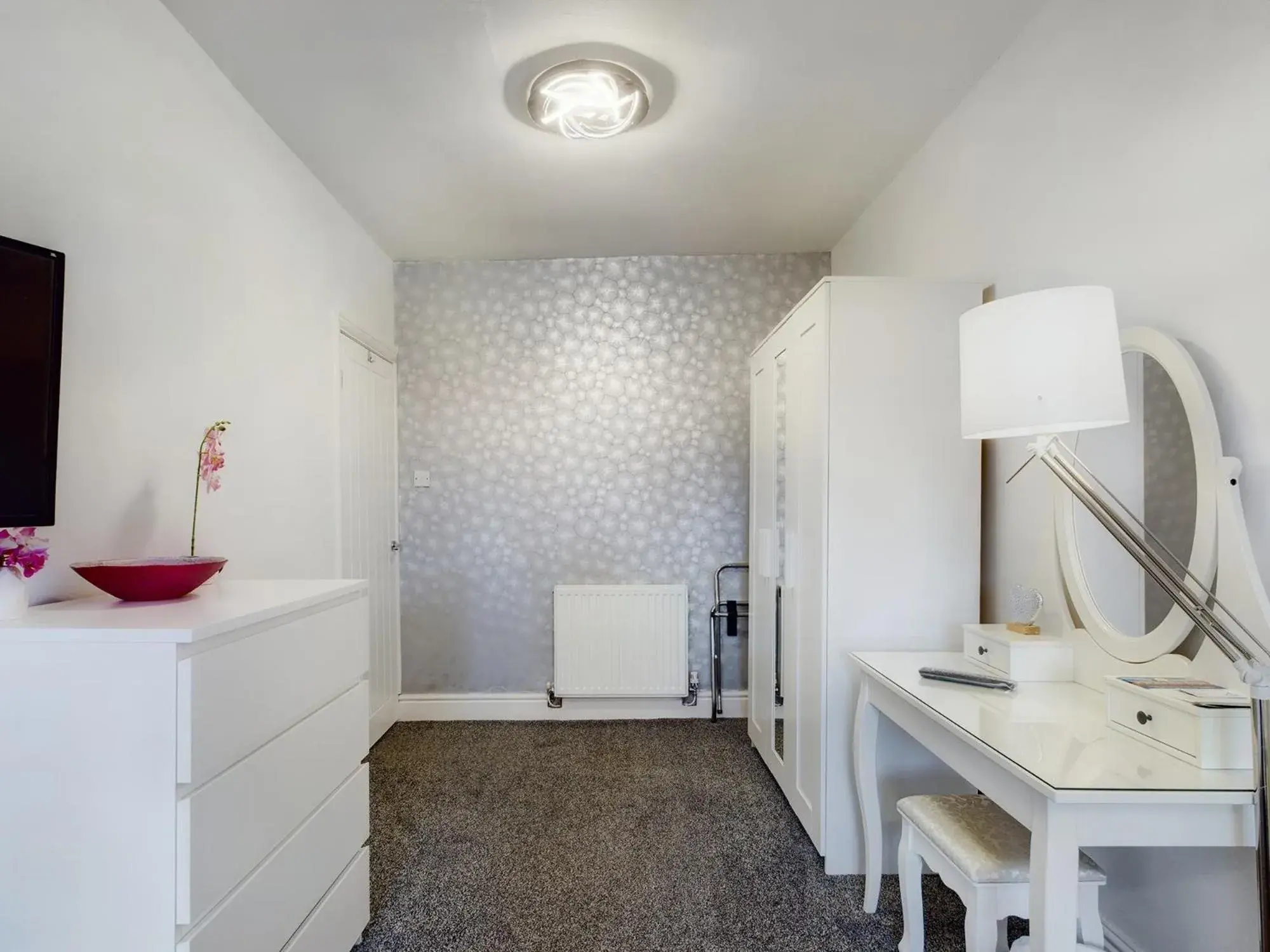 Bed, Bathroom in Zoo Cottage