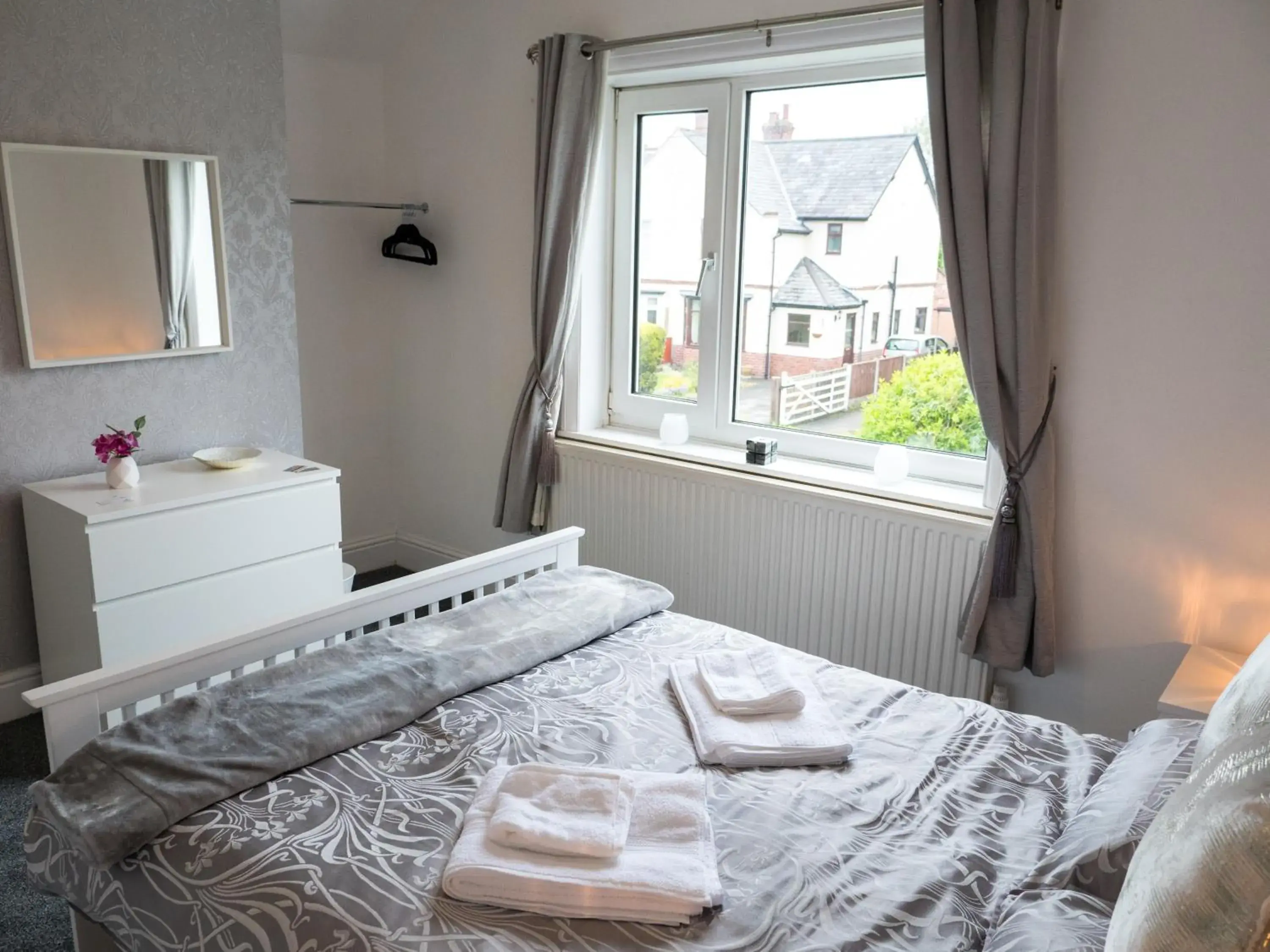 Bedroom, Bed in Zoo Cottage