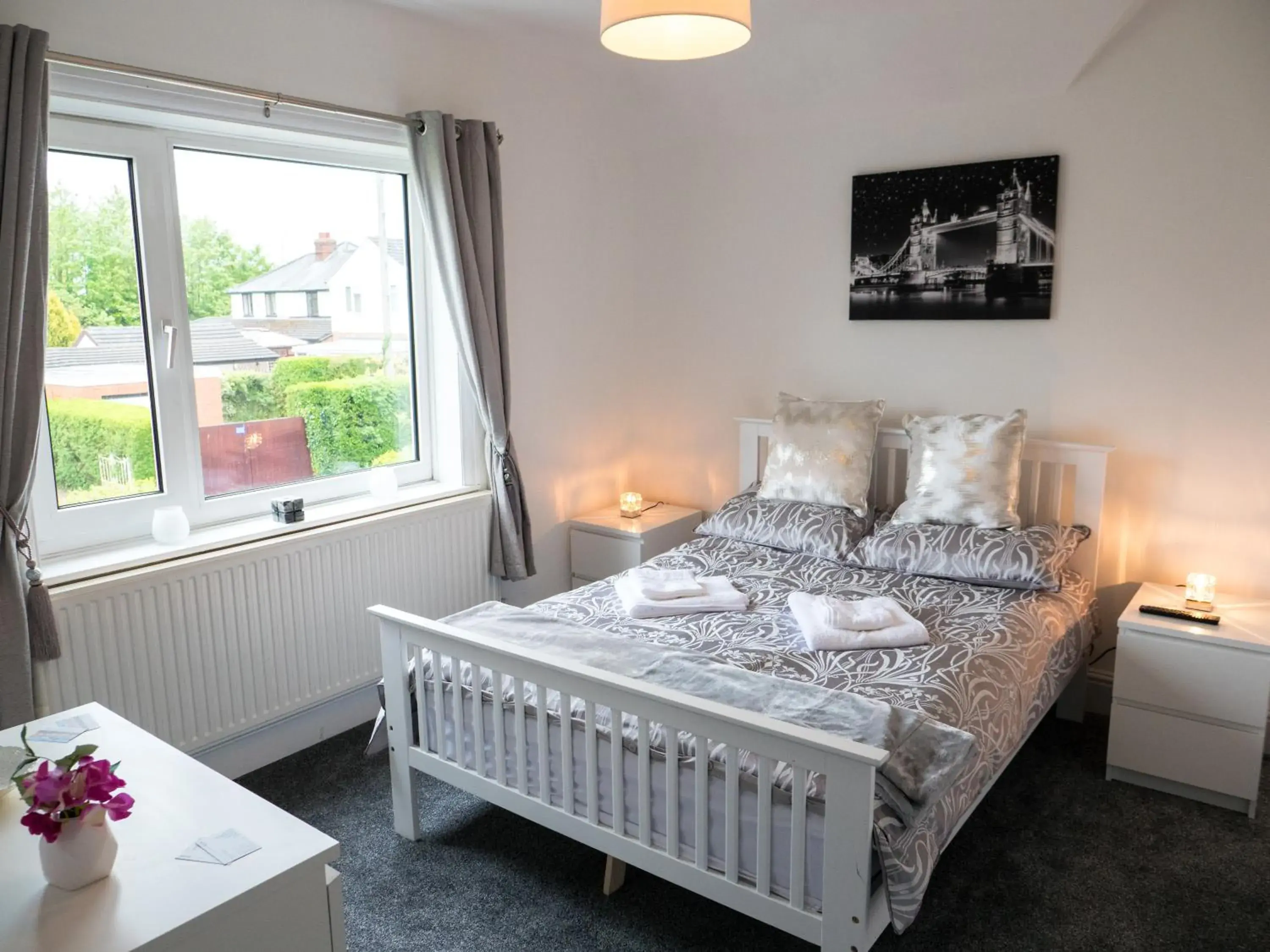 Bedroom, Bed in Zoo Cottage