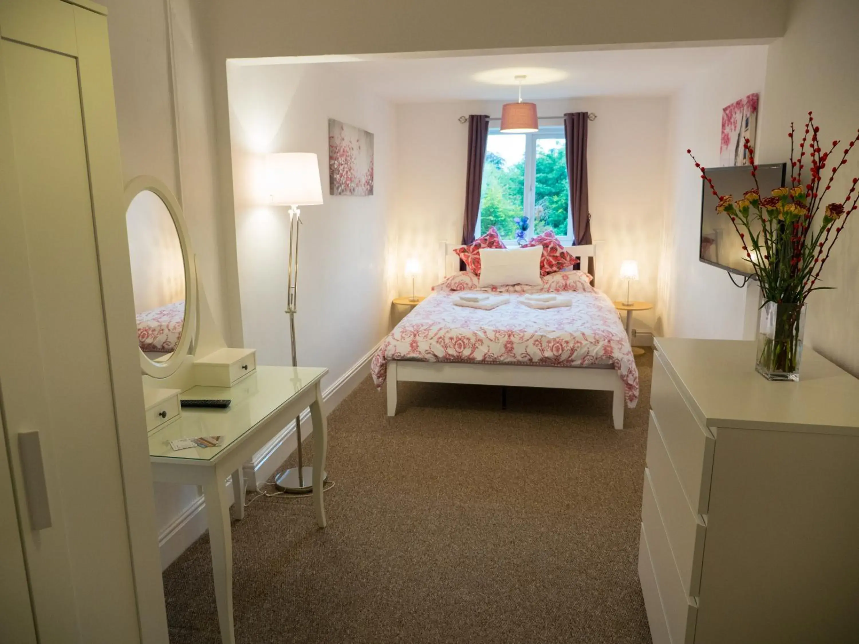 Bedroom, Bed in Zoo Cottage