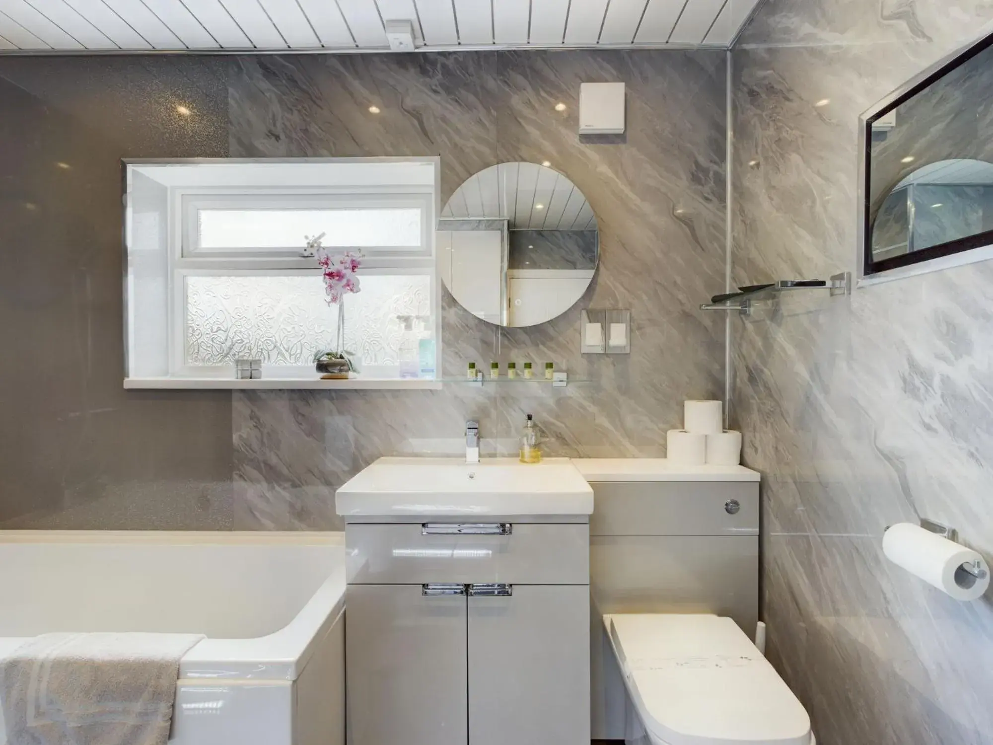 Shower, Bathroom in Zoo Cottage