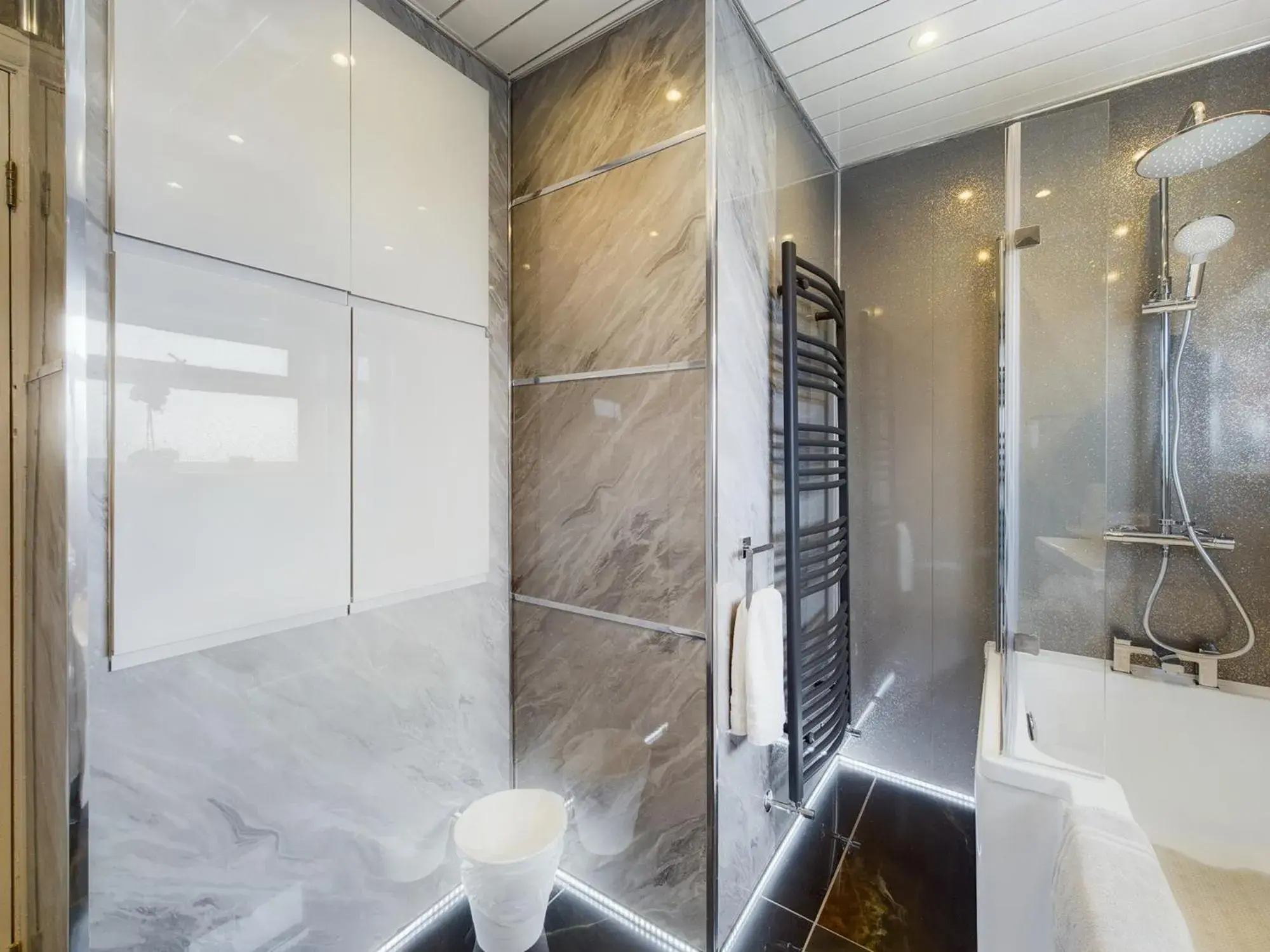 Shower, Bathroom in Zoo Cottage