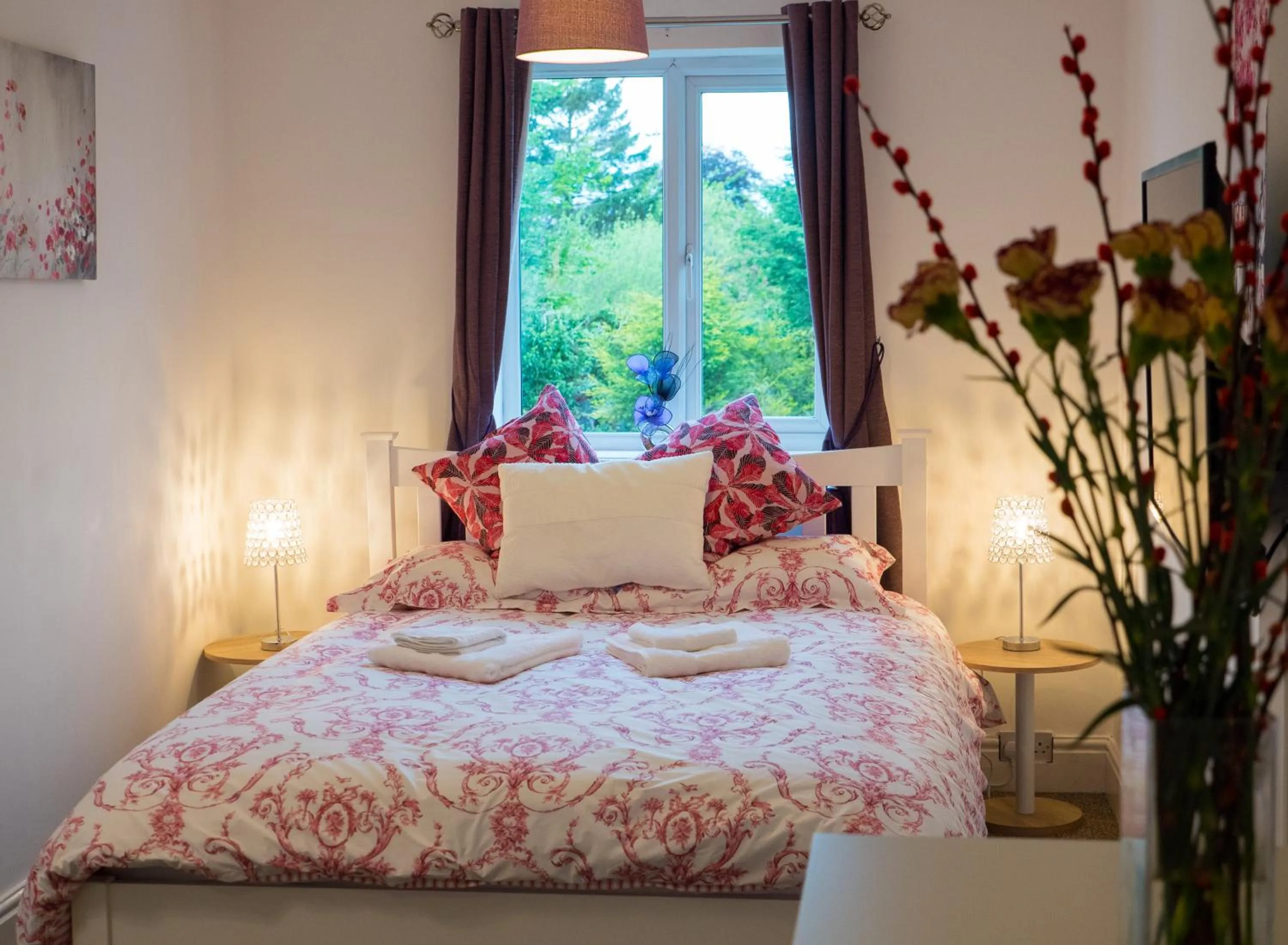 Bedroom, Bed in Zoo Cottage