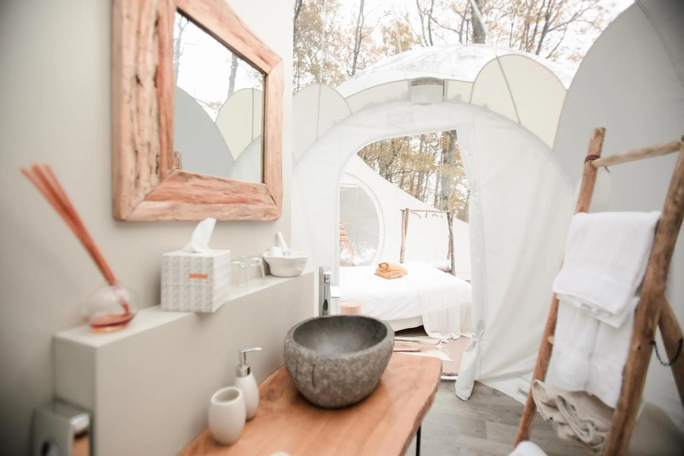 Bathroom in Les Bulles De Bordeaux