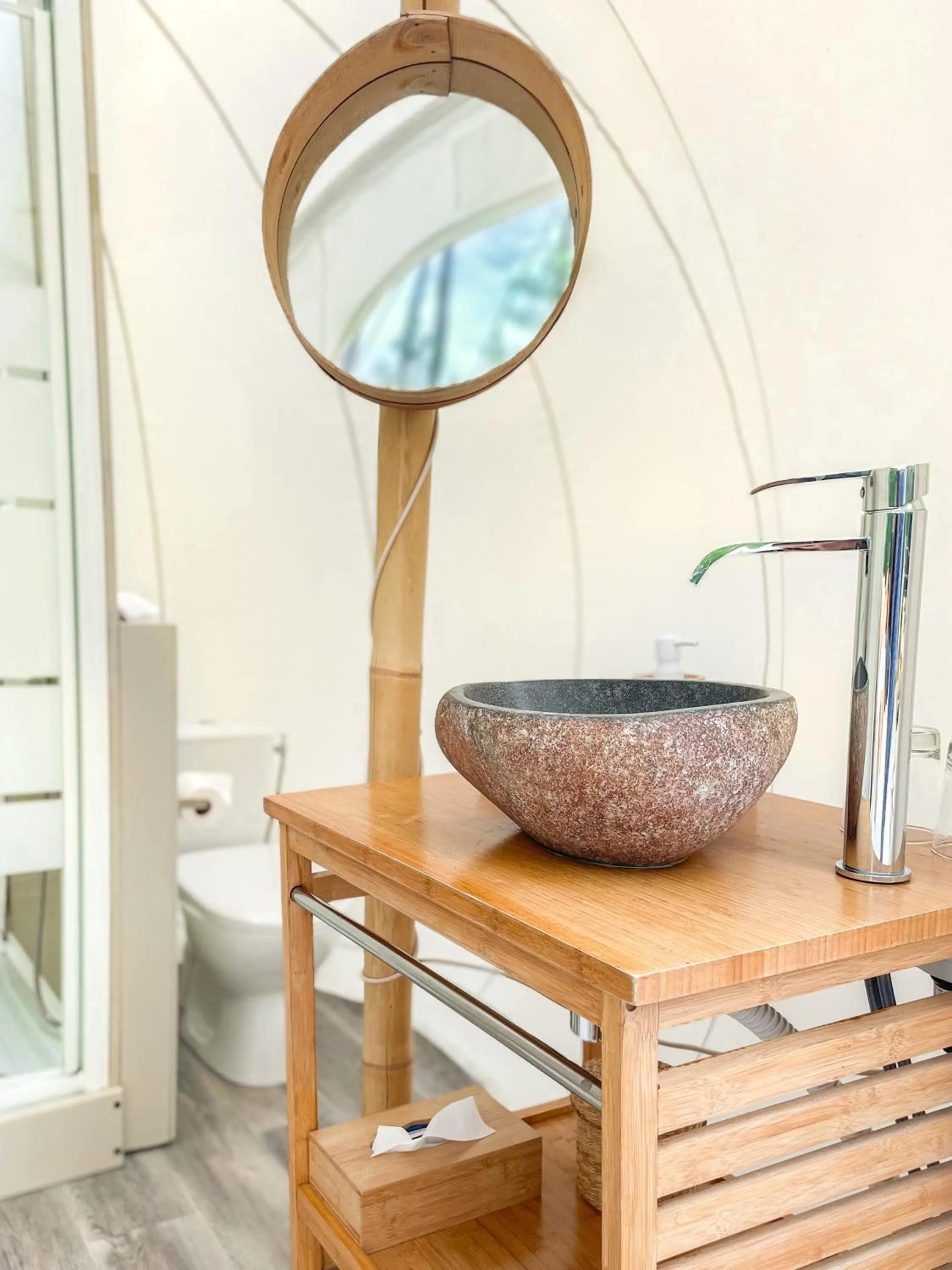 Bathroom in Les Bulles De Bordeaux