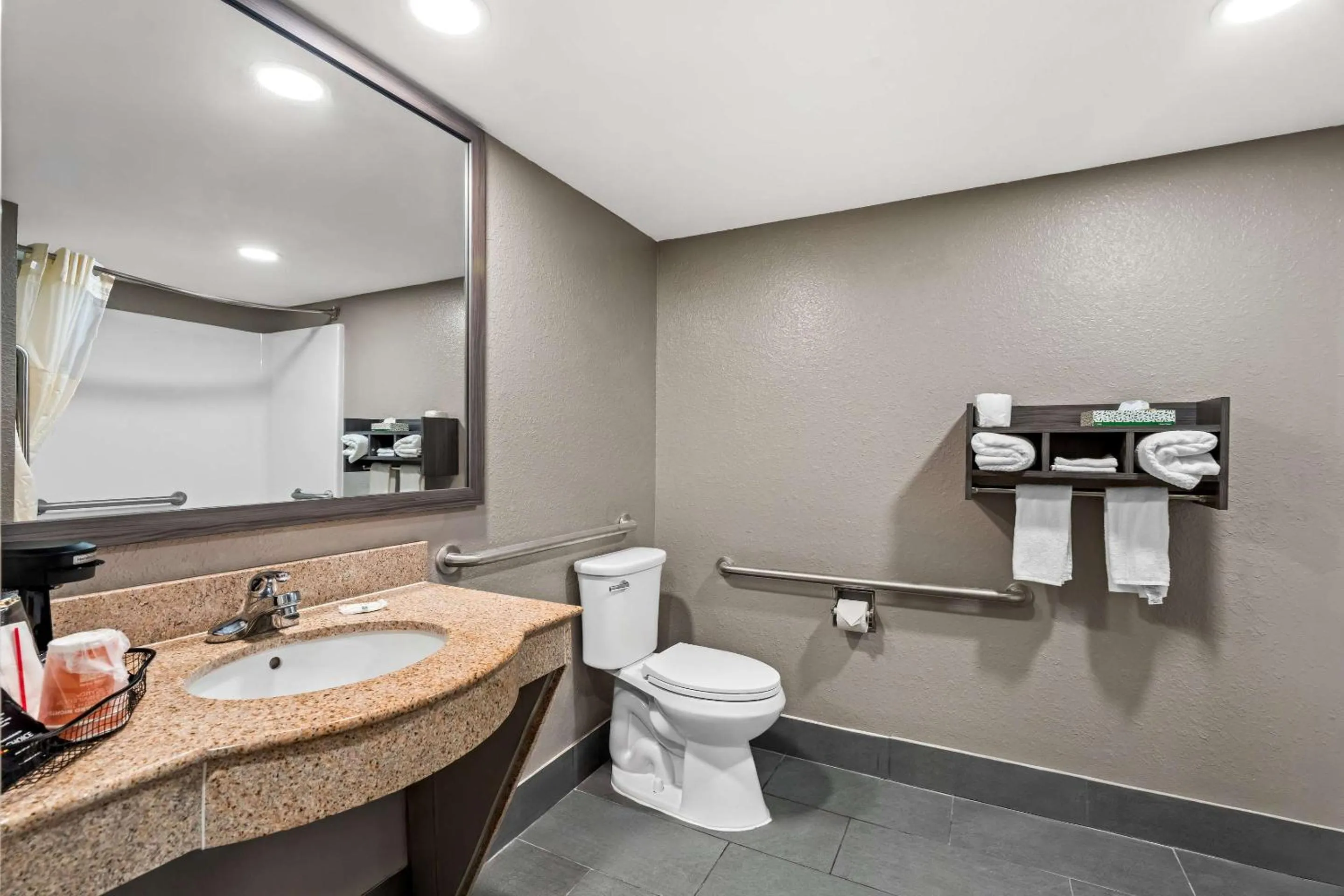 Bedroom in Quality Inn & Suites Biloxi - Ocean Springs