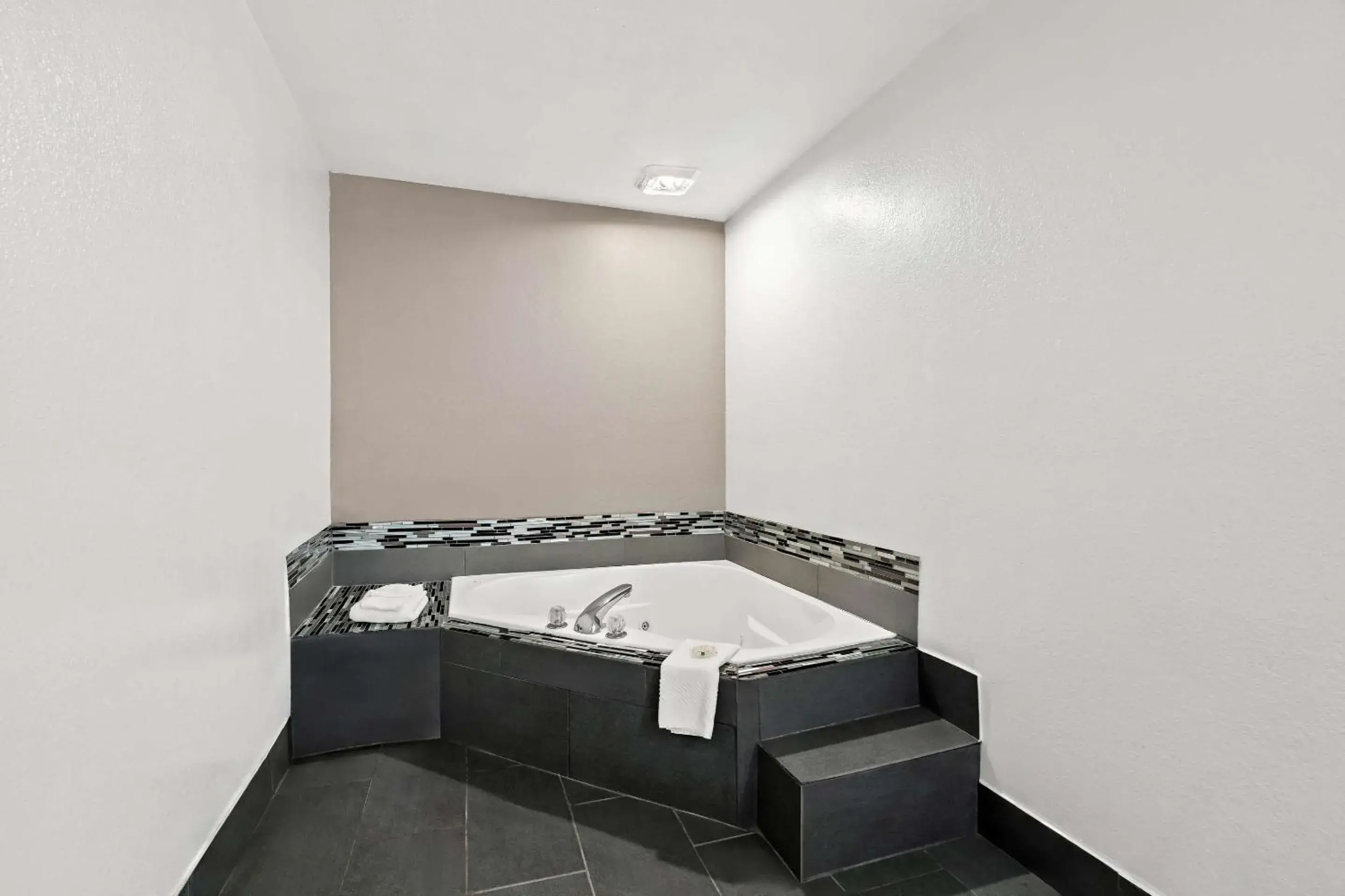 Bedroom, Bed in Quality Inn & Suites Biloxi - Ocean Springs Bedroom, Bed in Quality Inn & Suites Biloxi - Ocean Springs