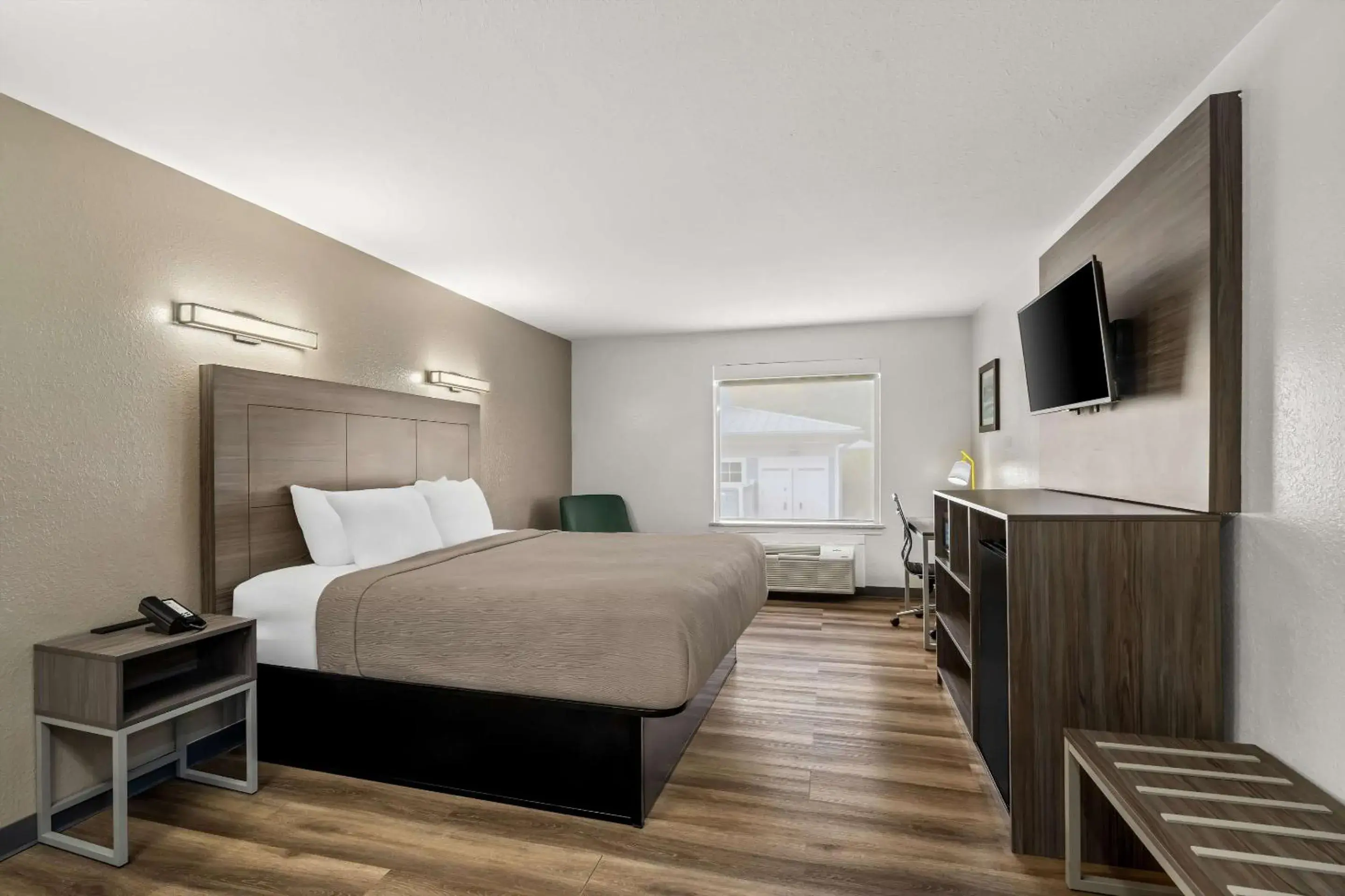 Bedroom, Bed in Quality Inn & Suites Biloxi - Ocean Springs Bedroom, Bed in Quality Inn & Suites Biloxi - Ocean Springs